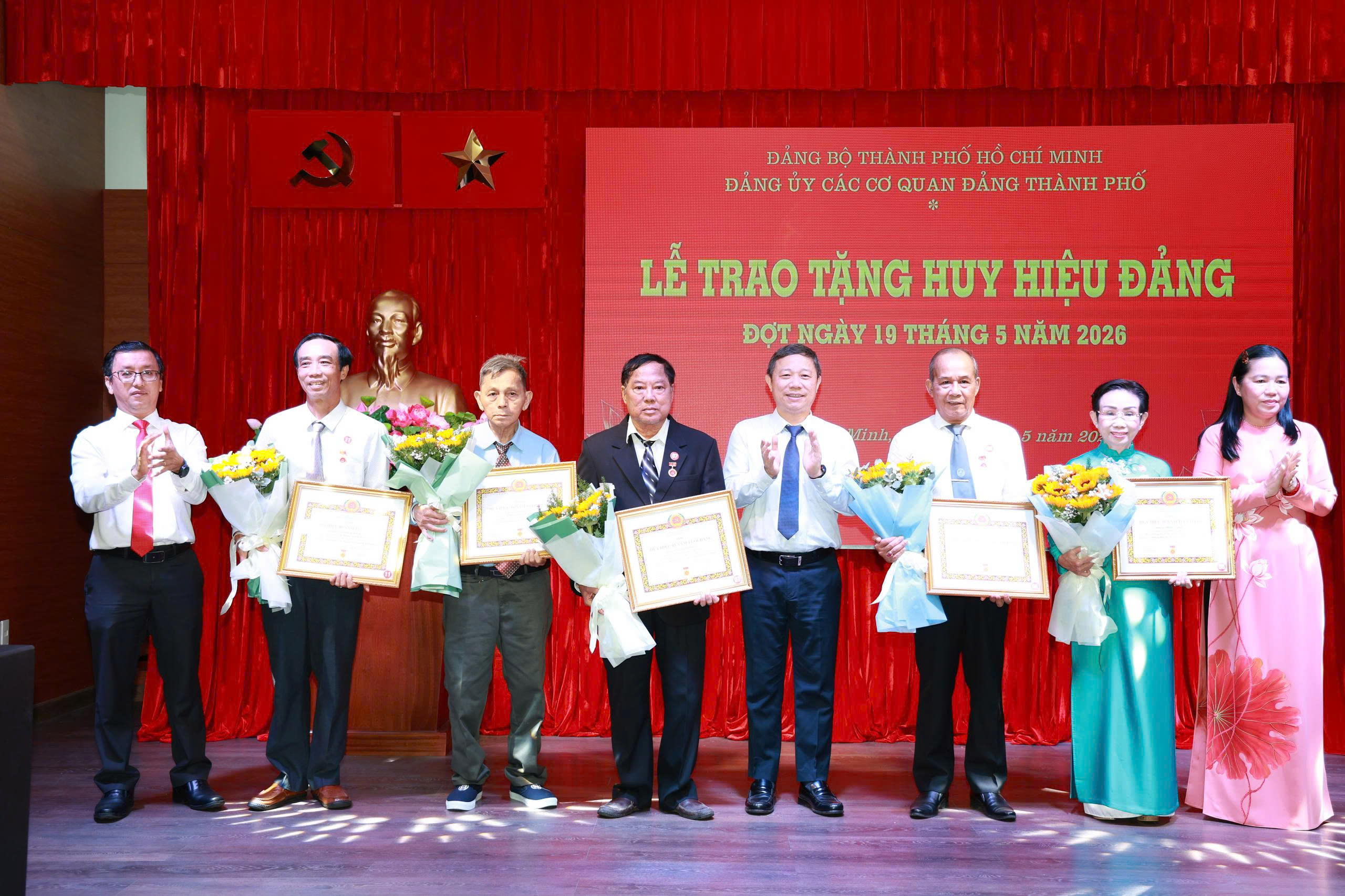 13 đảng viên Đảng bộ các cơ quan Đảng TPHCM nhận Huy hiệu Đảng đợt 19-5 - Ảnh 2.