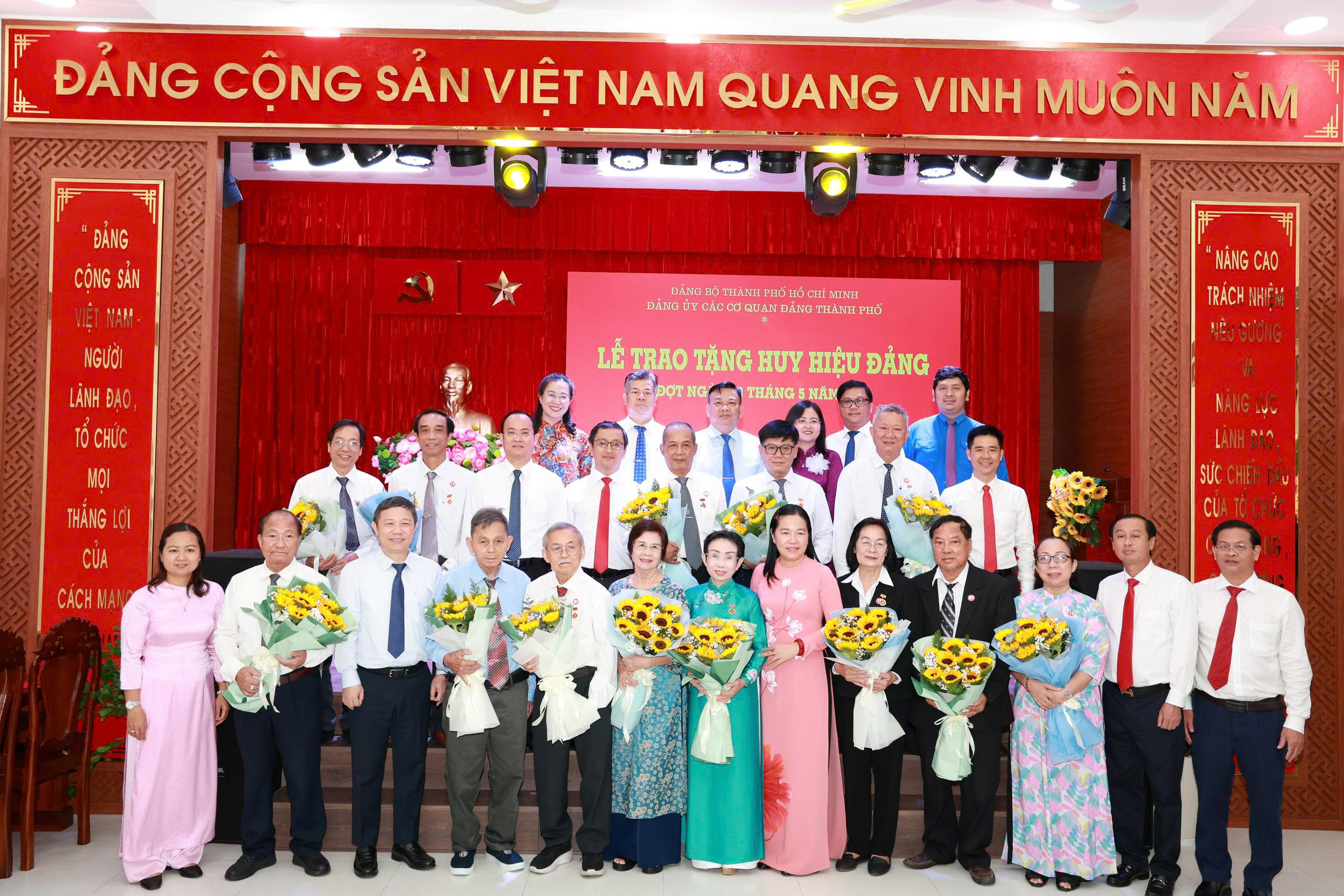 13 đảng viên Đảng bộ các cơ quan Đảng TPHCM nhận Huy hiệu Đảng đợt 19-5 - Ảnh 3.