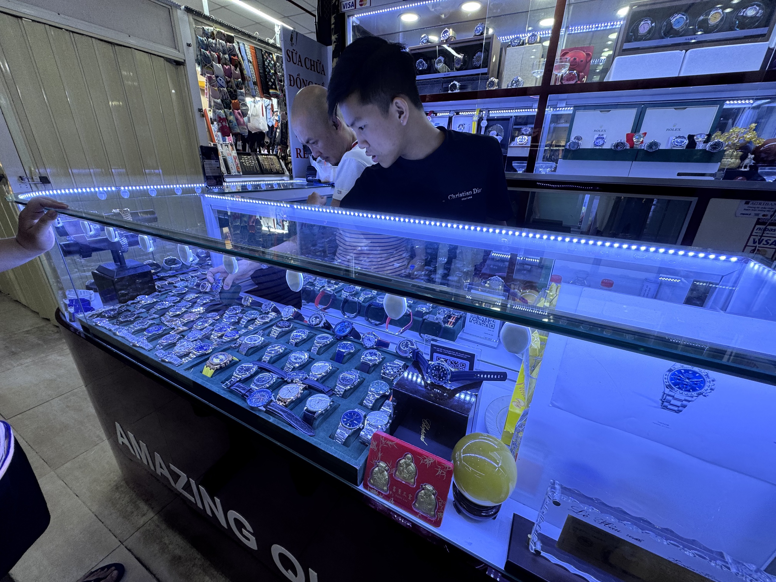 Hàng giả hoành hành tại TPHCM: Kiểm tra xử lý nhưng đâu lại vào đó - Ảnh 3. Hàng giả hoành hành tại TPHCM: Kiểm tra xử lý nhưng đâu lại vào đó - Ảnh 3.