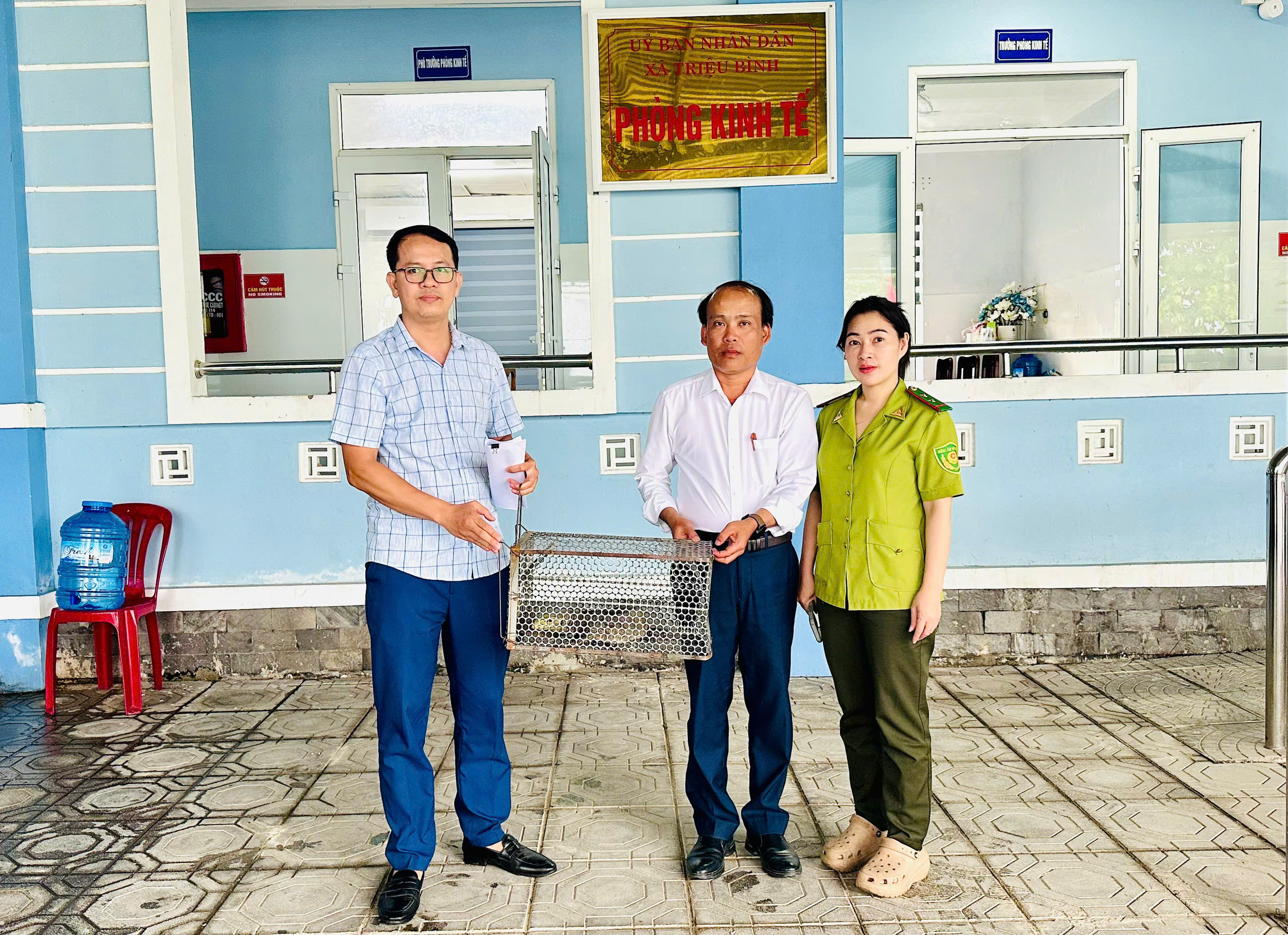Phát hiện con vật quý hiếm, dài 70cm nằm giữa đồng ruộng - Ảnh 1.