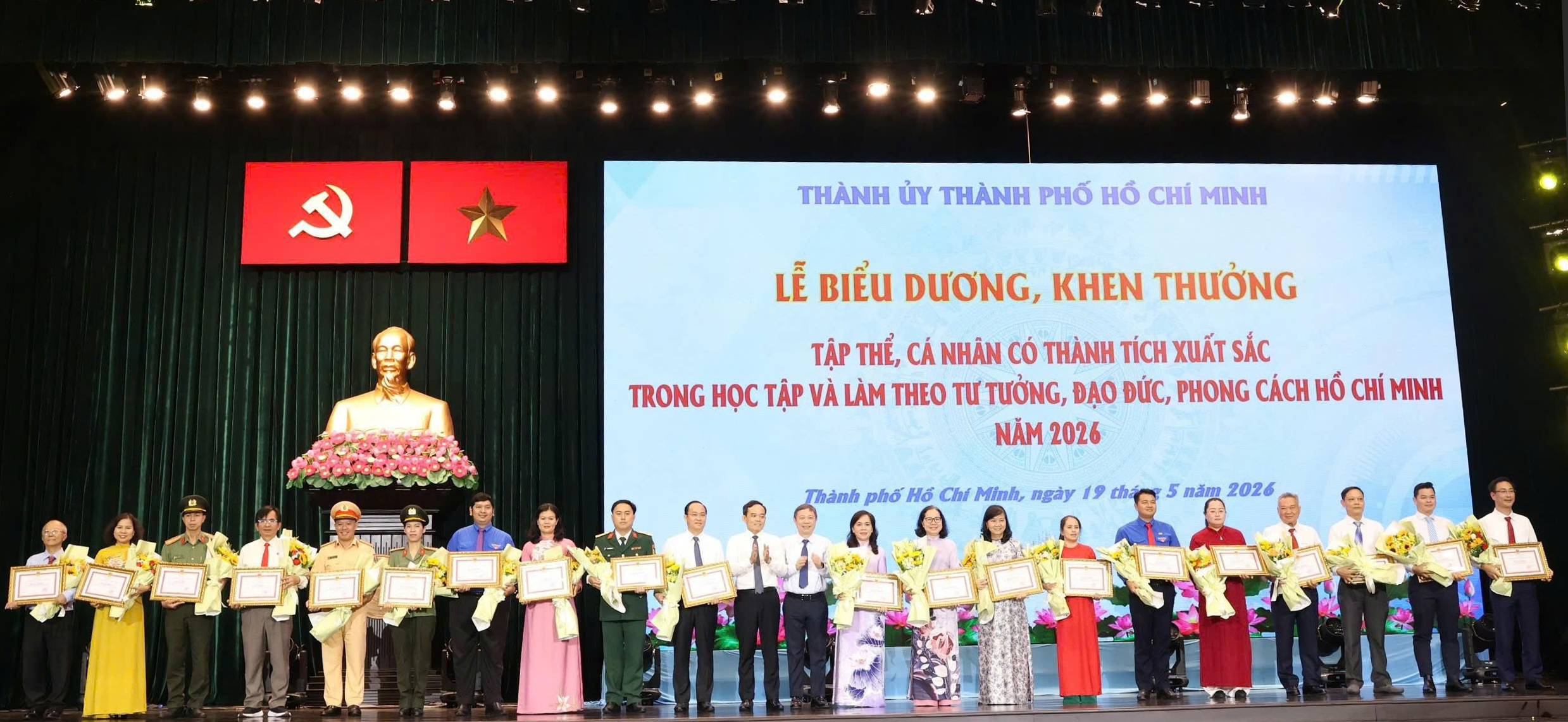 Học Bác vì dân, làm đẹp thêm thành phố mang tên Người - Ảnh 1.
