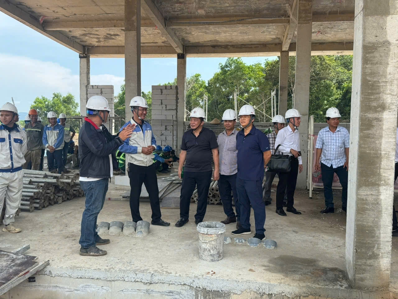 L&atilde;nh đạo ng&agrave;nh điện s&aacute;t c&aacute;nh người lao động tr&ecirc;n c&aacute;c c&ocirc;ng tr&igrave;nh thi c&ocirc;ng xuy&ecirc;n lễ 30-4, 1-5 - Ảnh 1.