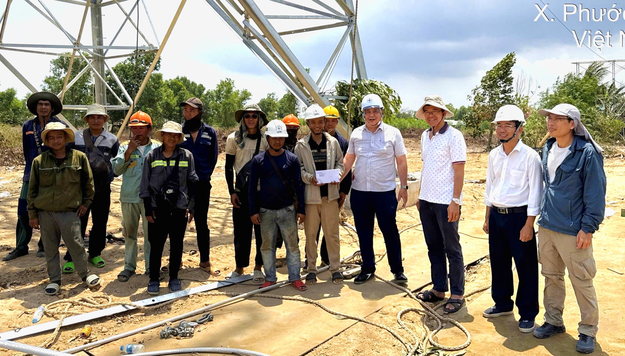 L&atilde;nh đạo ng&agrave;nh điện s&aacute;t c&aacute;nh người lao động tr&ecirc;n c&aacute;c c&ocirc;ng tr&igrave;nh thi c&ocirc;ng xuy&ecirc;n lễ 30-4, 1-5 - Ảnh 10.