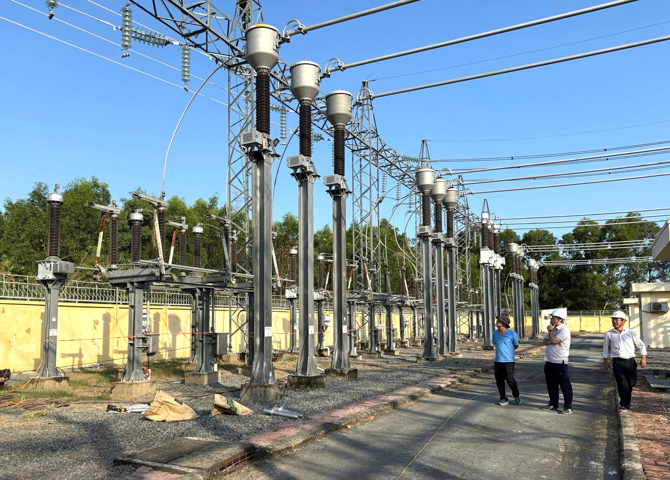L&atilde;nh đạo ng&agrave;nh điện s&aacute;t c&aacute;nh người lao động tr&ecirc;n c&aacute;c c&ocirc;ng tr&igrave;nh thi c&ocirc;ng xuy&ecirc;n lễ 30-4, 1-5 - Ảnh 11.