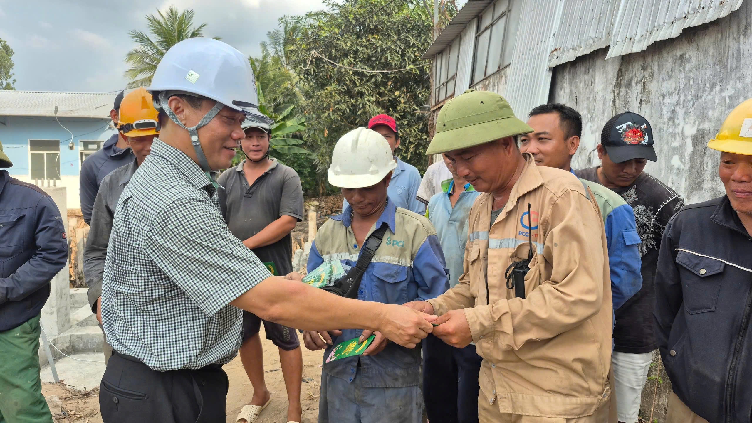 L&atilde;nh đạo ng&agrave;nh điện s&aacute;t c&aacute;nh người lao động tr&ecirc;n c&aacute;c c&ocirc;ng tr&igrave;nh thi c&ocirc;ng xuy&ecirc;n lễ 30-4, 1-5 - Ảnh 13.