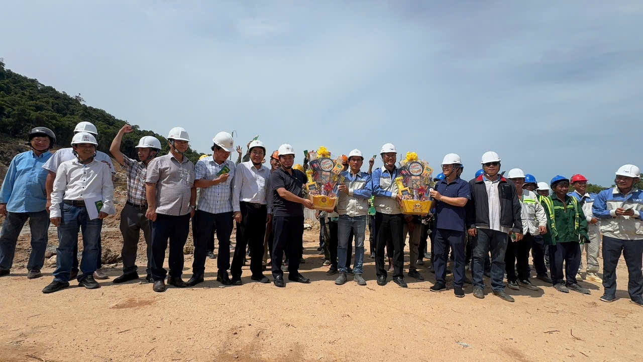 L&atilde;nh đạo ng&agrave;nh điện s&aacute;t c&aacute;nh người lao động tr&ecirc;n c&aacute;c c&ocirc;ng tr&igrave;nh thi c&ocirc;ng xuy&ecirc;n lễ 30-4, 1-5 - Ảnh 2.