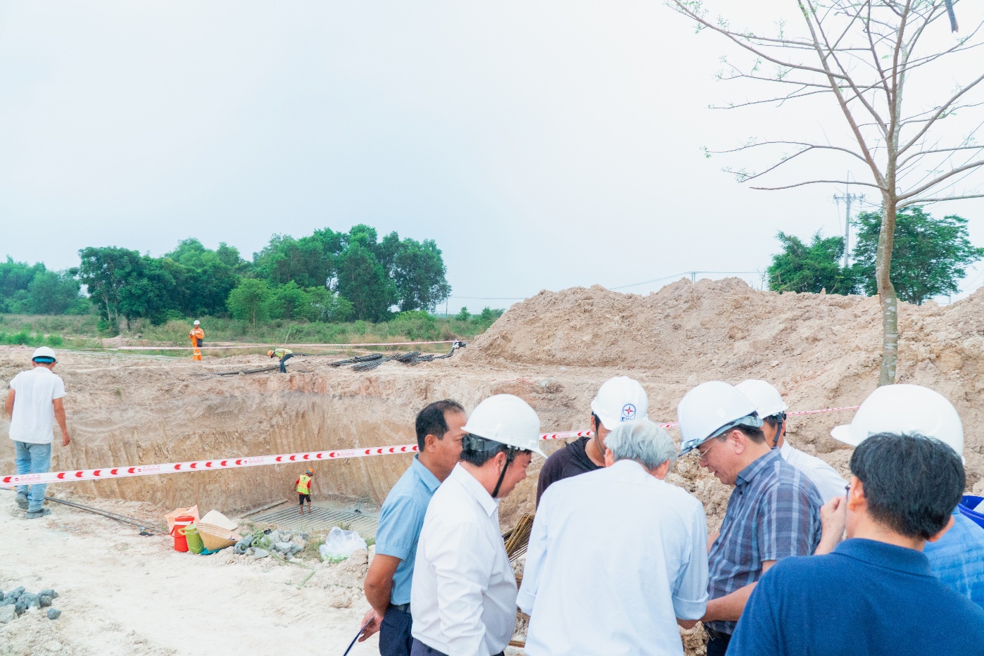 L&atilde;nh đạo ng&agrave;nh điện s&aacute;t c&aacute;nh người lao động tr&ecirc;n c&aacute;c c&ocirc;ng tr&igrave;nh thi c&ocirc;ng xuy&ecirc;n lễ 30-4, 1-5 - Ảnh 3.
