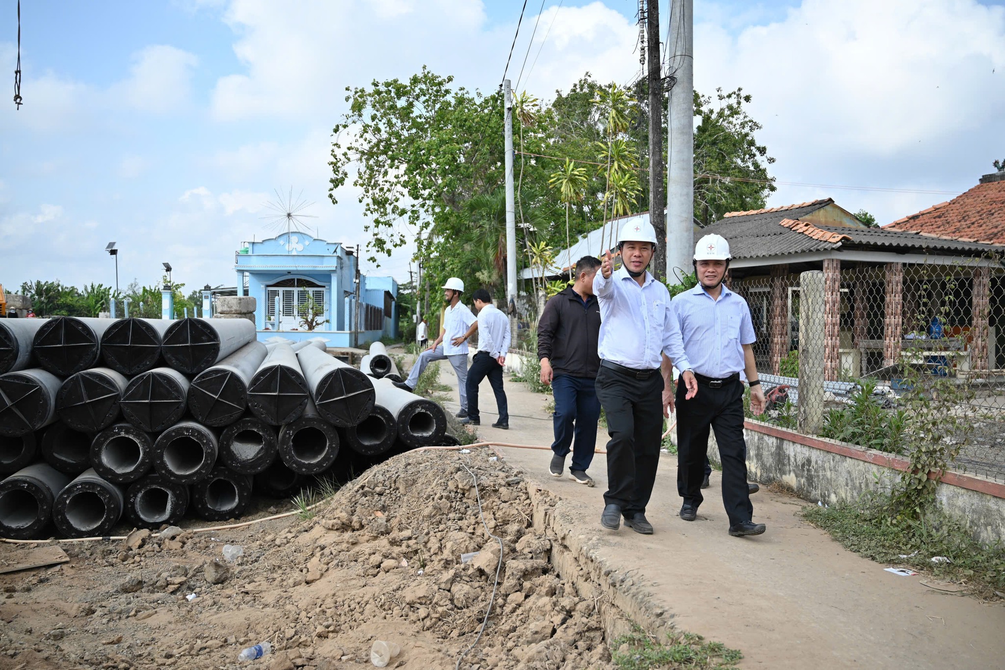 L&atilde;nh đạo ng&agrave;nh điện s&aacute;t c&aacute;nh người lao động tr&ecirc;n c&aacute;c c&ocirc;ng tr&igrave;nh thi c&ocirc;ng xuy&ecirc;n lễ 30-4, 1-5 - Ảnh 4.