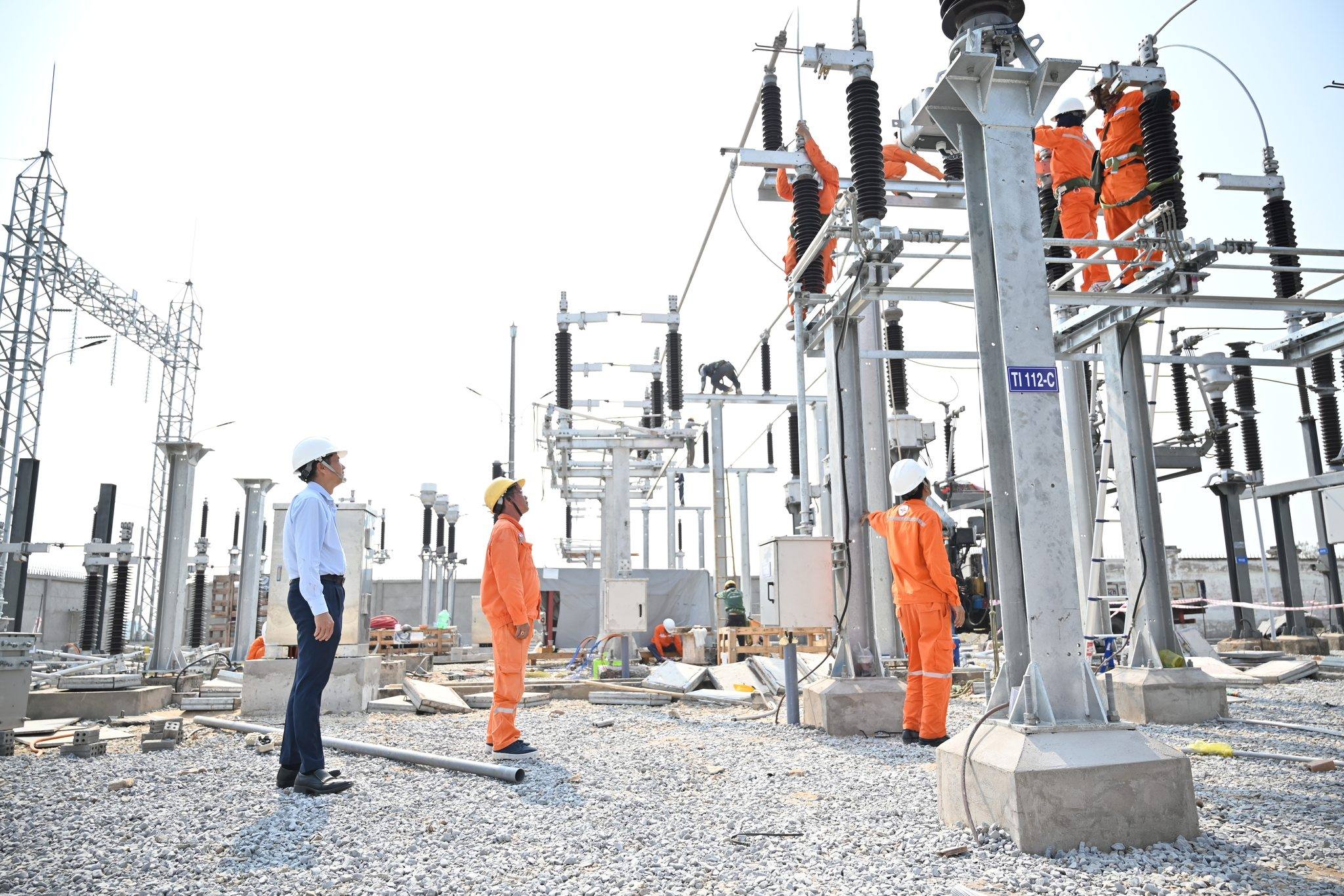 L&atilde;nh đạo ng&agrave;nh điện s&aacute;t c&aacute;nh người lao động tr&ecirc;n c&aacute;c c&ocirc;ng tr&igrave;nh thi c&ocirc;ng xuy&ecirc;n lễ 30-4, 1-5 - Ảnh 6.