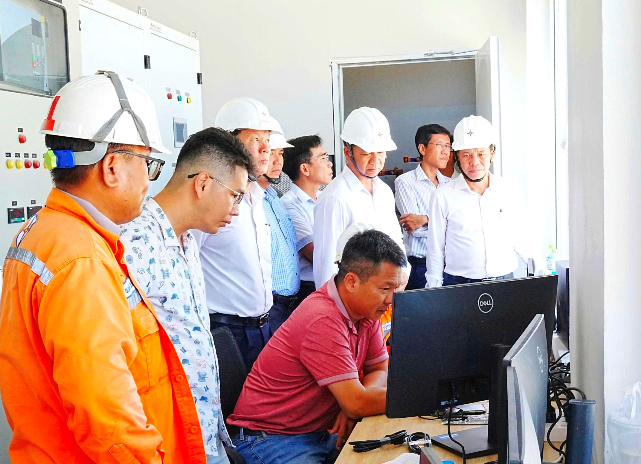 L&atilde;nh đạo ng&agrave;nh điện s&aacute;t c&aacute;nh người lao động tr&ecirc;n c&aacute;c c&ocirc;ng tr&igrave;nh thi c&ocirc;ng xuy&ecirc;n lễ 30-4, 1-5 - Ảnh 8.