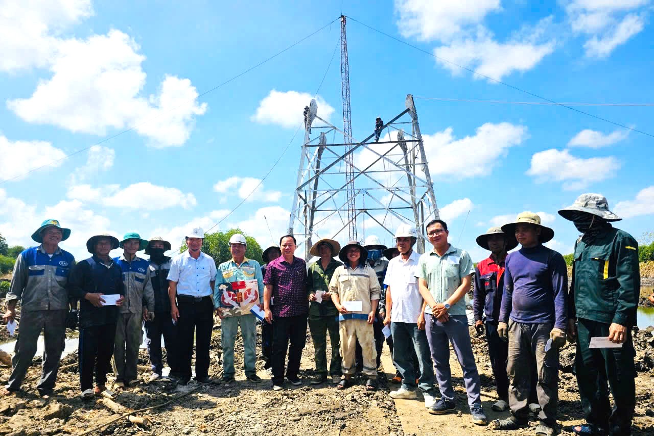 L&atilde;nh đạo ng&agrave;nh điện s&aacute;t c&aacute;nh người lao động tr&ecirc;n c&aacute;c c&ocirc;ng tr&igrave;nh thi c&ocirc;ng xuy&ecirc;n lễ 30-4, 1-5 - Ảnh 9.