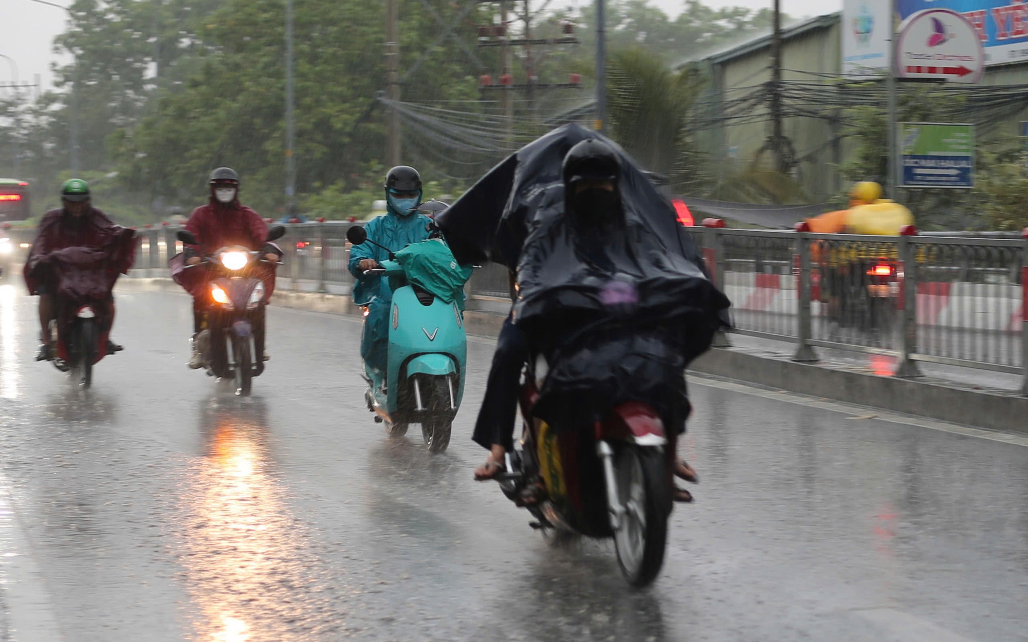 Người chạy xe m&aacute;y t&eacute; ng&atilde;, r&aacute;c bủa v&acirc;y chợ Thủ Đức sau cơn mưa lớn - Ảnh 1.