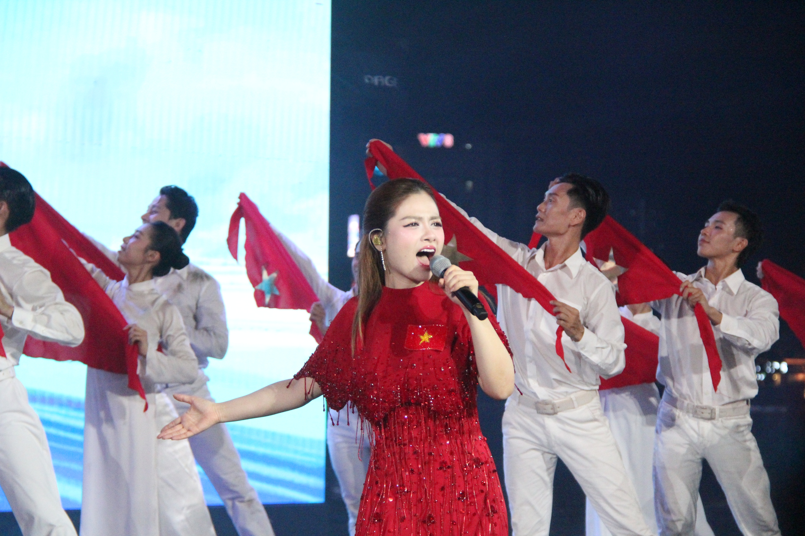 M&atilde;n nh&atilde;n &ldquo;Tổ quốc b&igrave;nh y&ecirc;n&rdquo;, biển người đổ về b&ecirc;n s&ocirc;ng H&agrave;n - Ảnh 12.