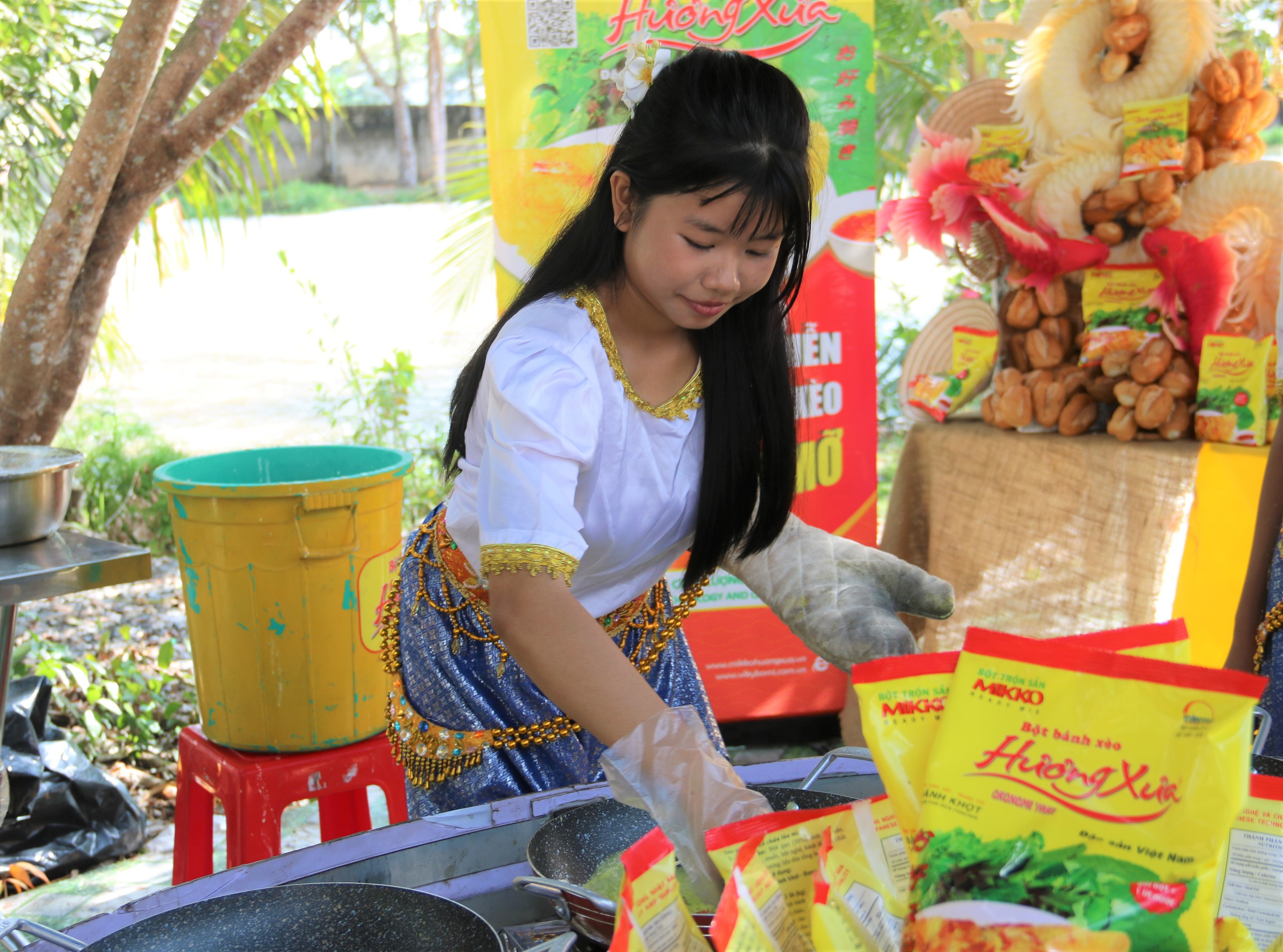 VIDEO: Hấp dấp “vòng quay bánh xèo” không dùng dầu mỡ ở Cà Mau - Ảnh 10.