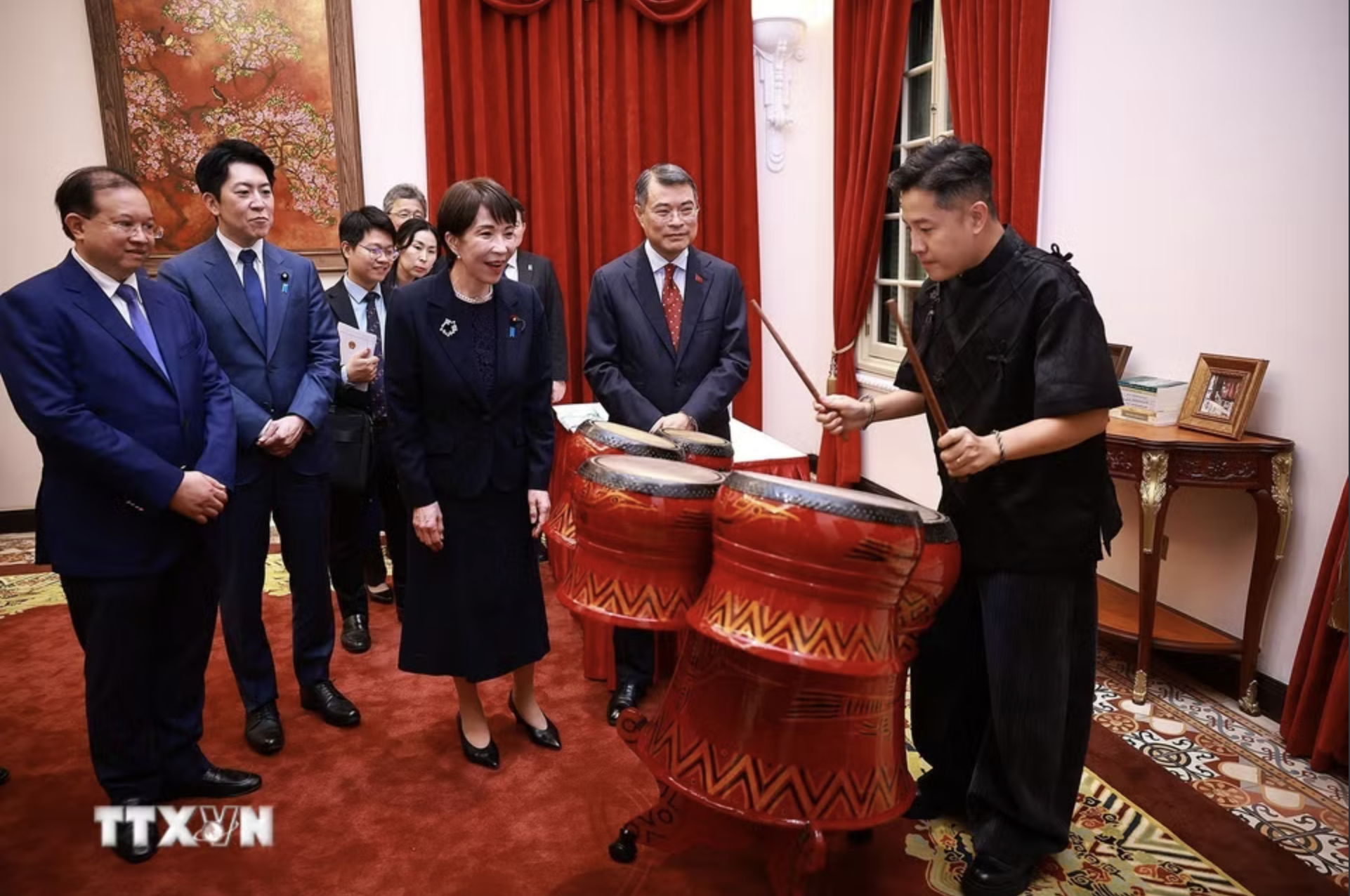 Thủ tướng L&ecirc; Minh Hưng chủ tr&igrave; chi&ecirc;u đ&atilde;i trọng thể Thủ tướng Nhật Bản Takaichi Sanae - Ảnh 1.