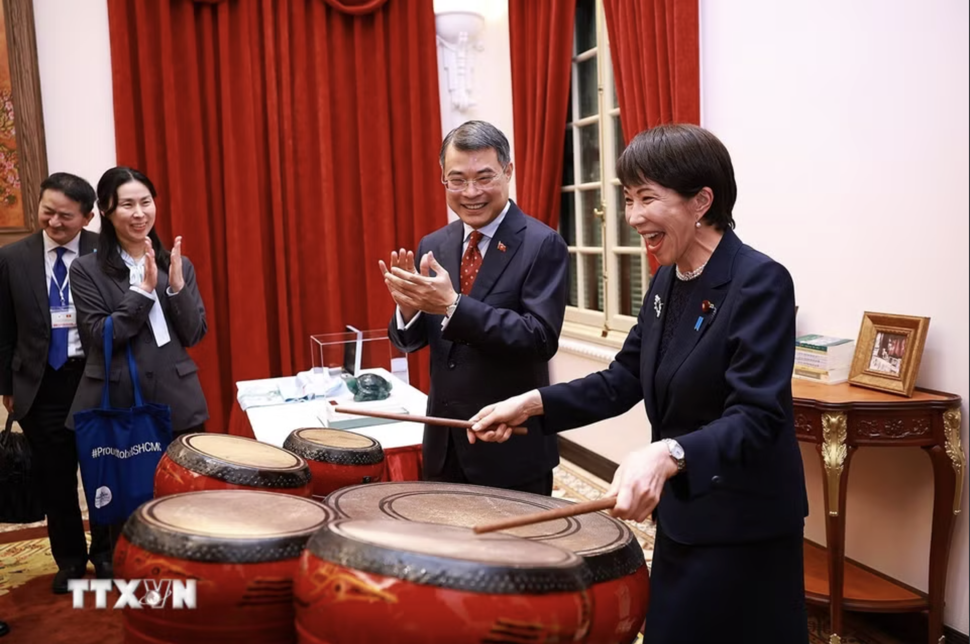 Thủ tướng L&ecirc; Minh Hưng chủ tr&igrave; chi&ecirc;u đ&atilde;i trọng thể Thủ tướng Nhật Bản Takaichi Sanae - Ảnh 3.