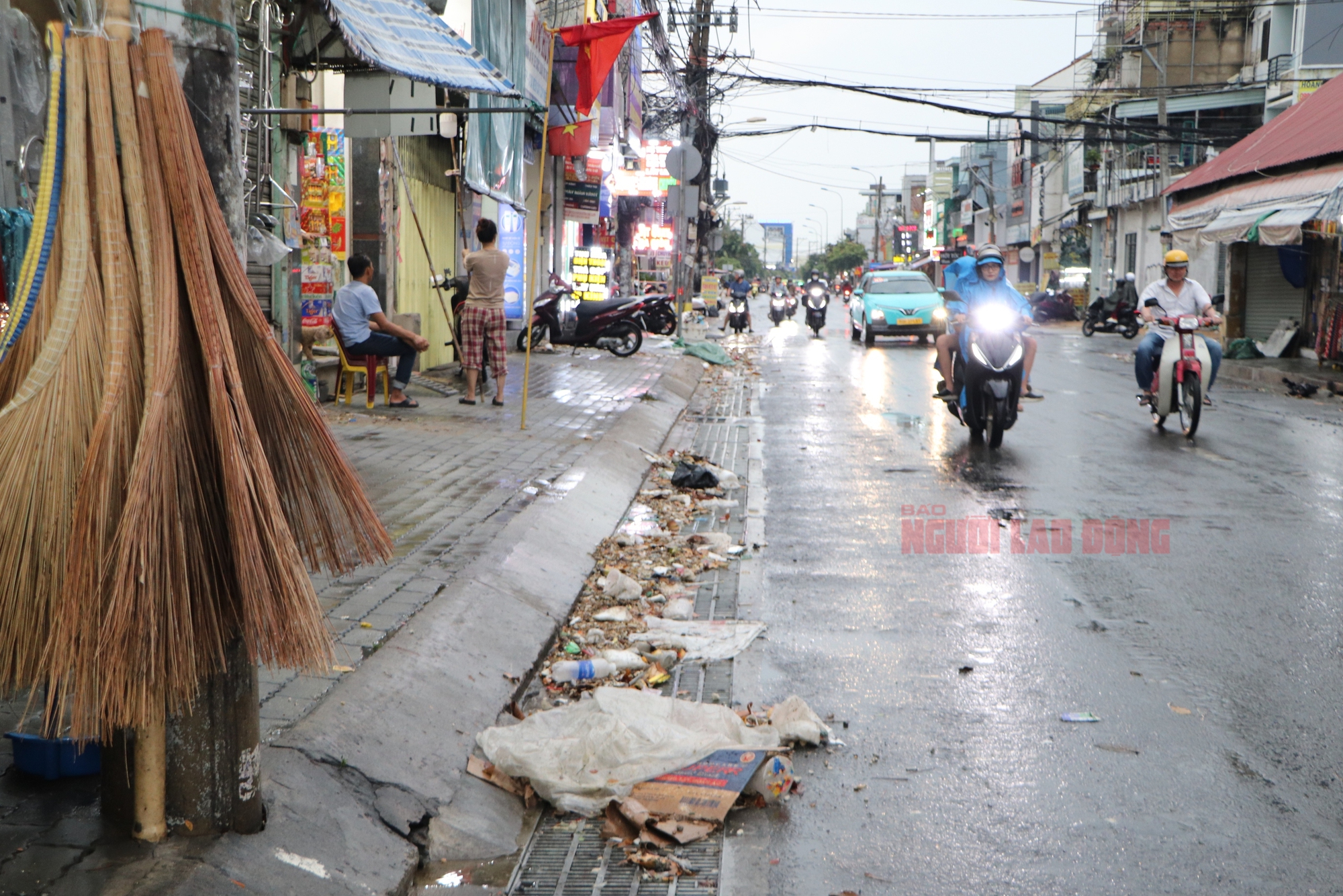 Xe trượt ầm ầm, r&aacute;c bủa v&acirc;y chợ Thủ Đức sau cơn mưa - Ảnh 2.