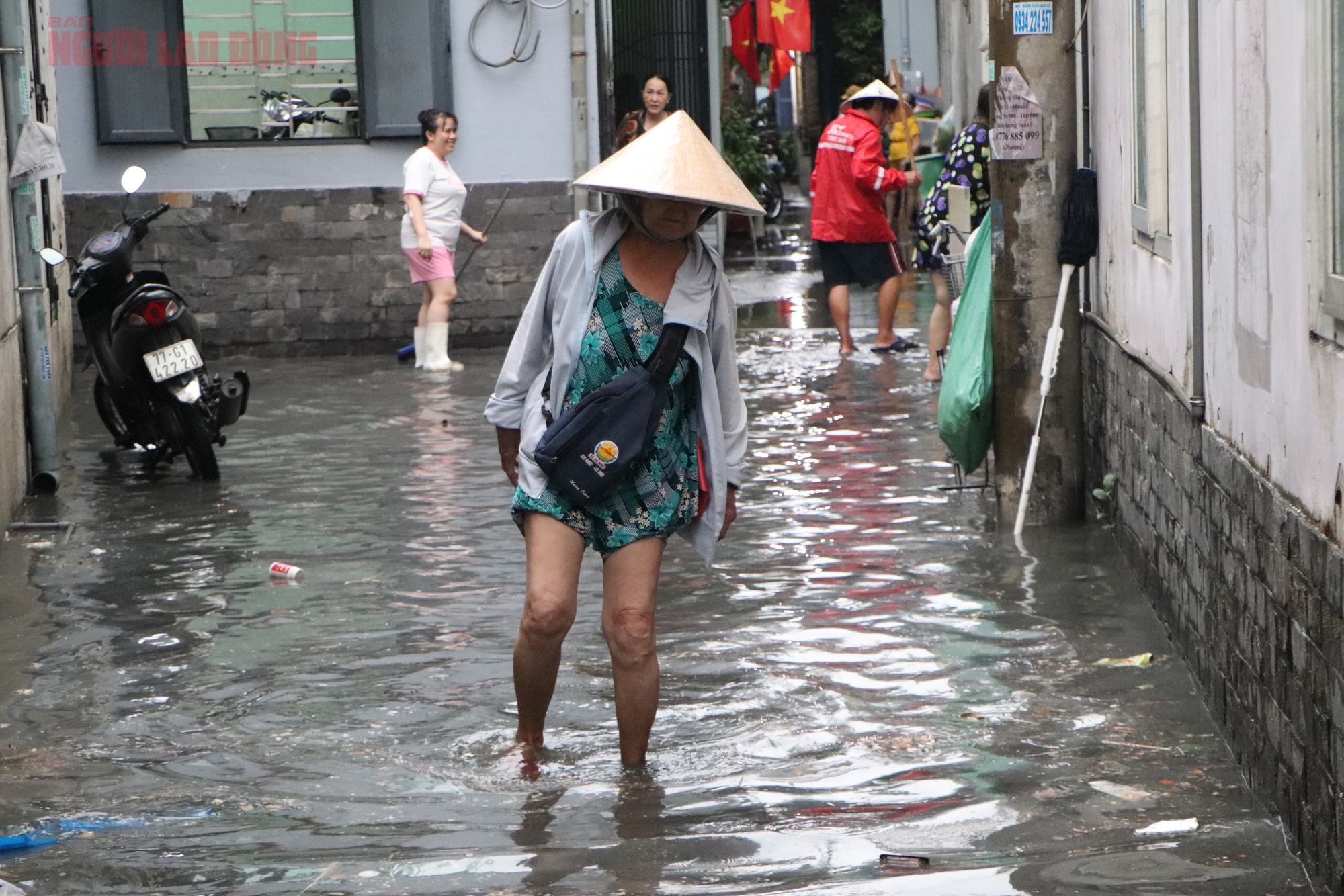 Xe trượt ầm ầm, r&aacute;c bủa v&acirc;y chợ Thủ Đức sau cơn mưa - Ảnh 6.