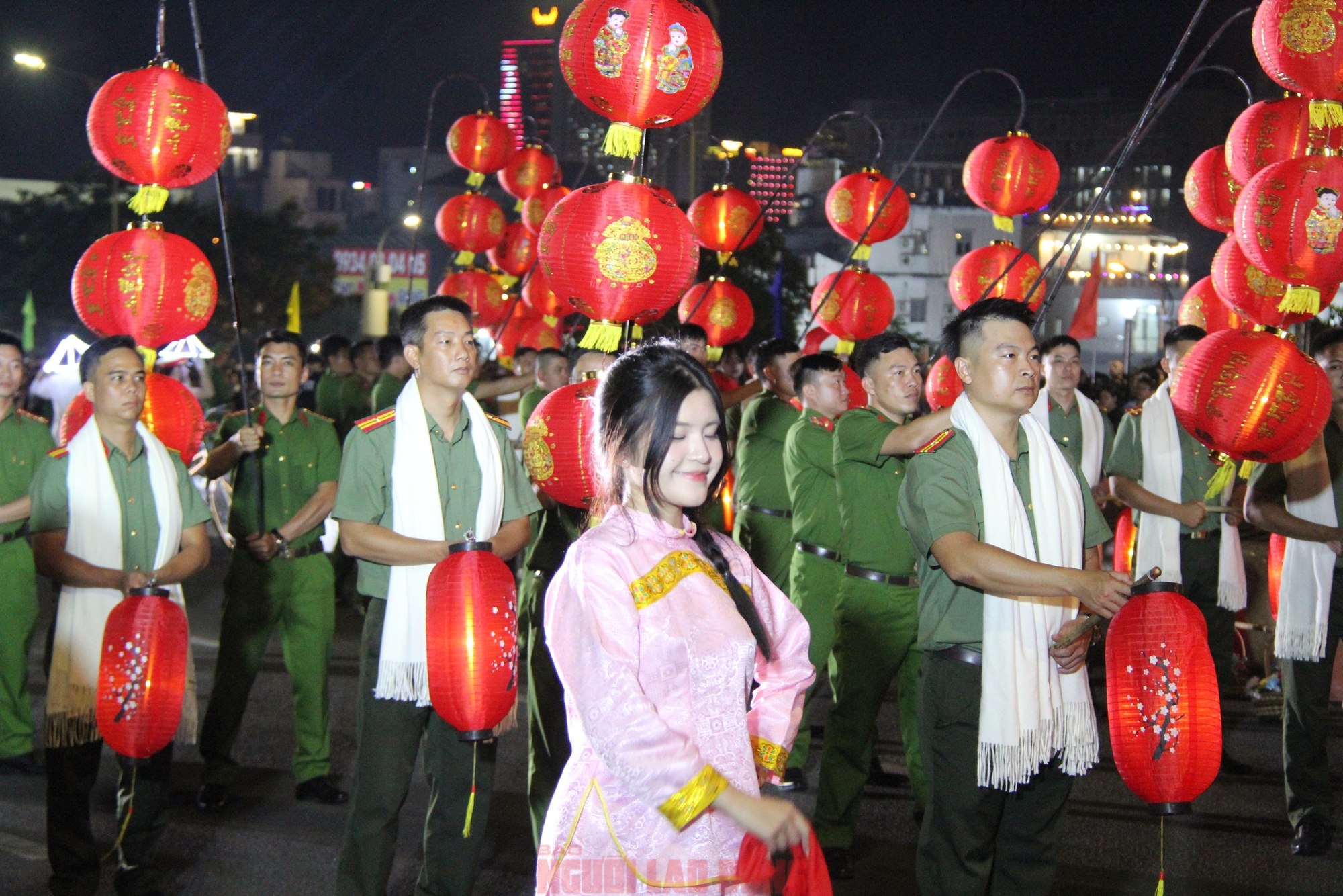 M&atilde;n nh&atilde;n &ldquo;Tổ quốc b&igrave;nh y&ecirc;n&rdquo;, biển người đổ về b&ecirc;n s&ocirc;ng H&agrave;n - Ảnh 6.