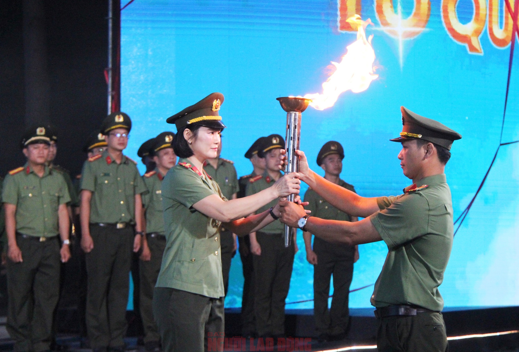 M&atilde;n nh&atilde;n &ldquo;Tổ quốc b&igrave;nh y&ecirc;n&rdquo;, biển người đổ về b&ecirc;n s&ocirc;ng H&agrave;n - Ảnh 9.