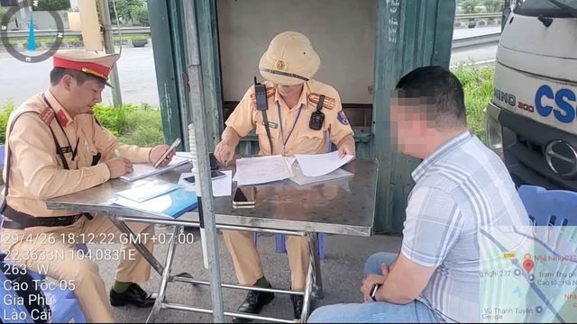 Vi phạm nồng độ cồn bị tước bằng, một c&aacute;n bộ x&atilde; vẫn l&aacute;i xe tr&ecirc;n cao tốc - Ảnh 1.
