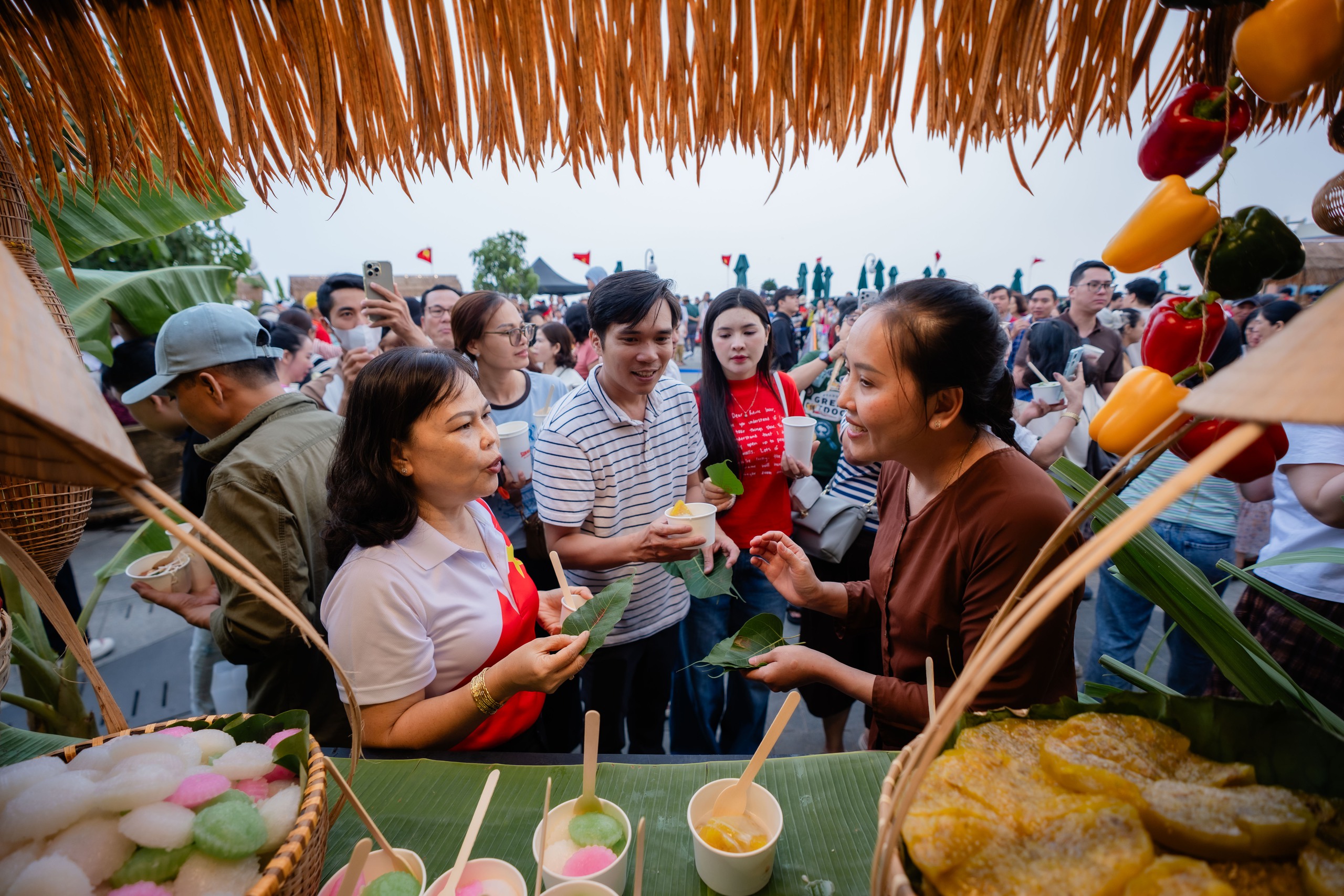 Tây Ninh đón hơn 300.000 lượt khách dịp lễ, Núi Bà Đen tiếp tục “hút khách” - Ảnh 2.
