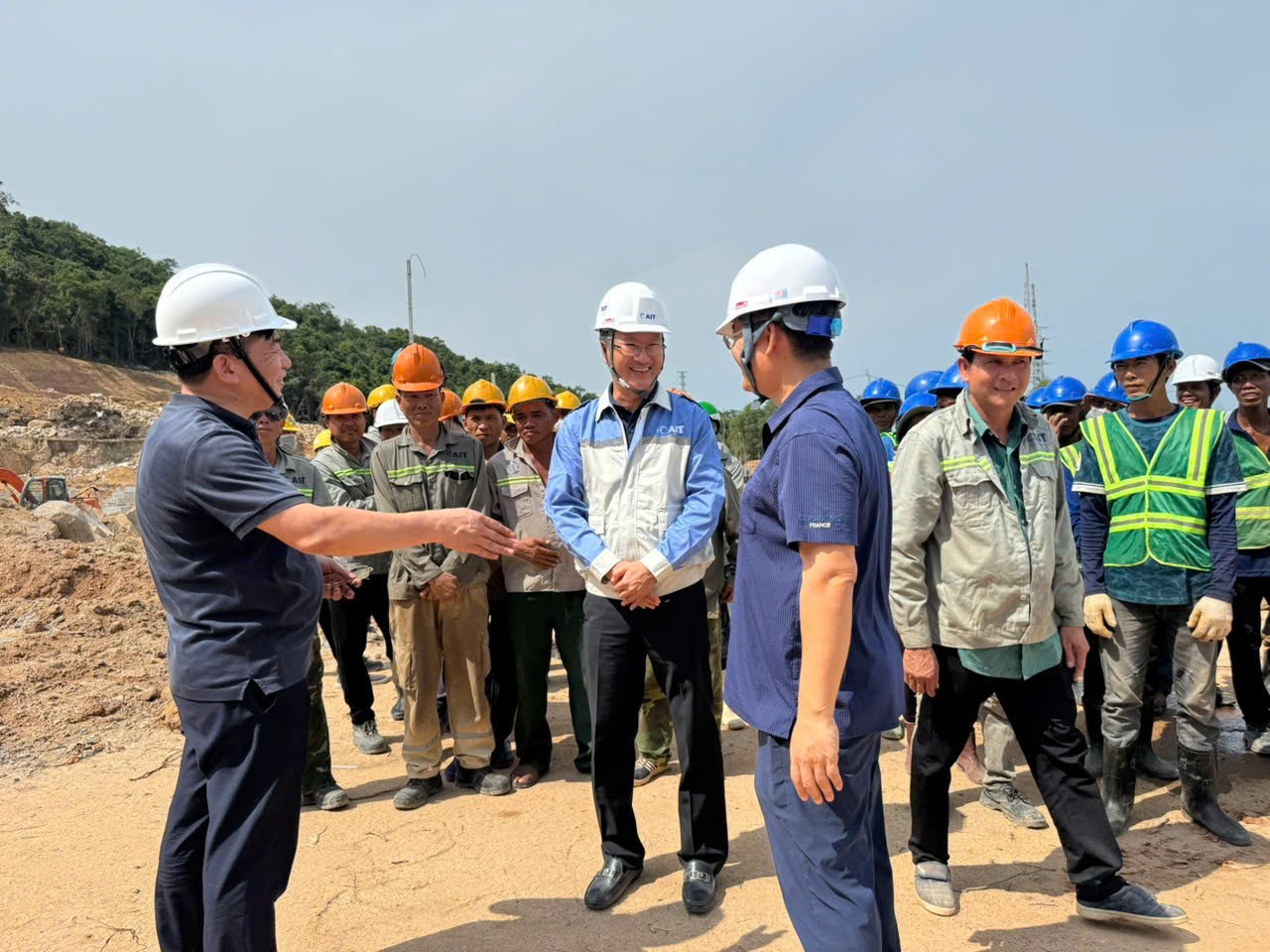 L&atilde;nh đạo ng&agrave;nh điện s&aacute;t c&aacute;nh người lao động tr&ecirc;n c&aacute;c c&ocirc;ng tr&igrave;nh thi c&ocirc;ng xuy&ecirc;n lễ 30-4, 1-5 - Ảnh 1.