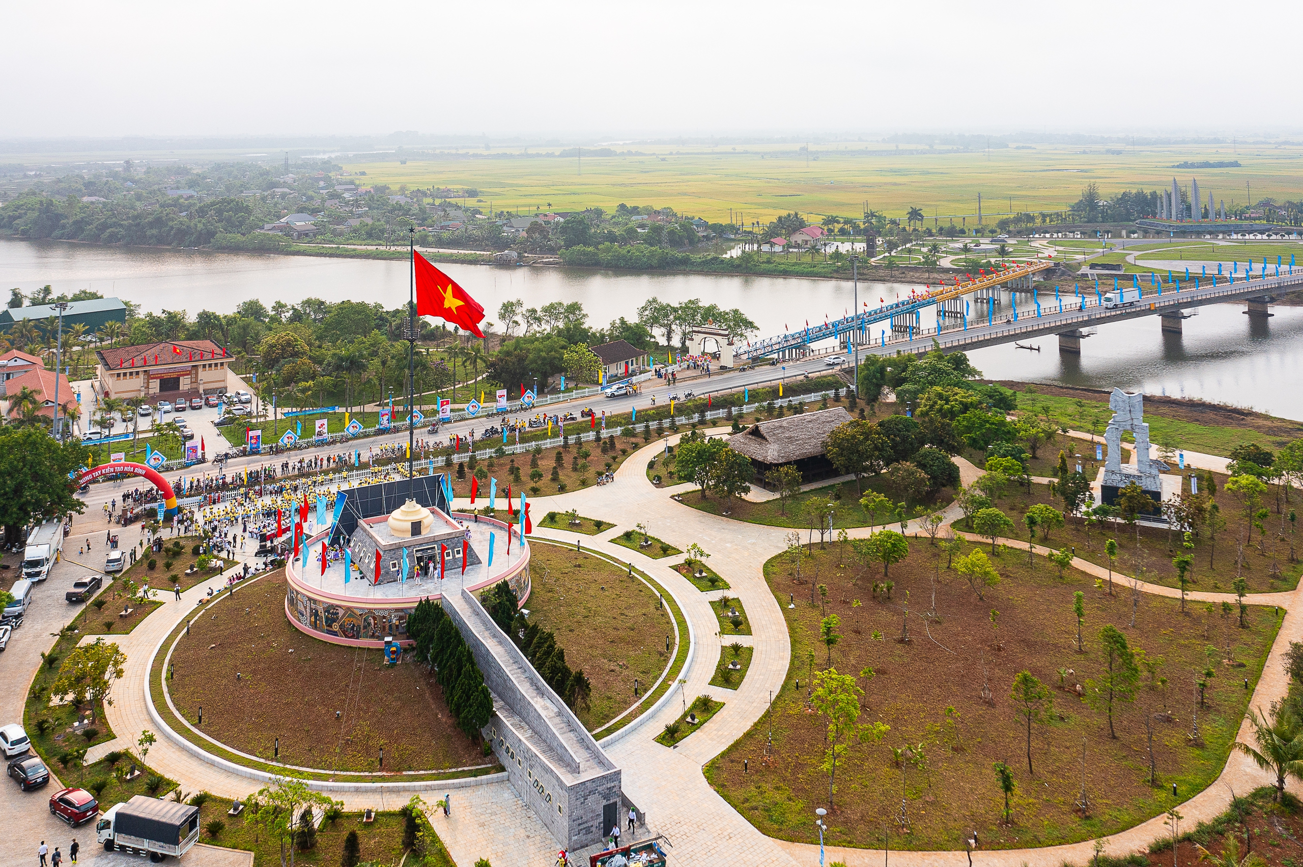 Ảnh đẹp trong tuần: Đất nước trọn niềm vui - Ảnh 2.
