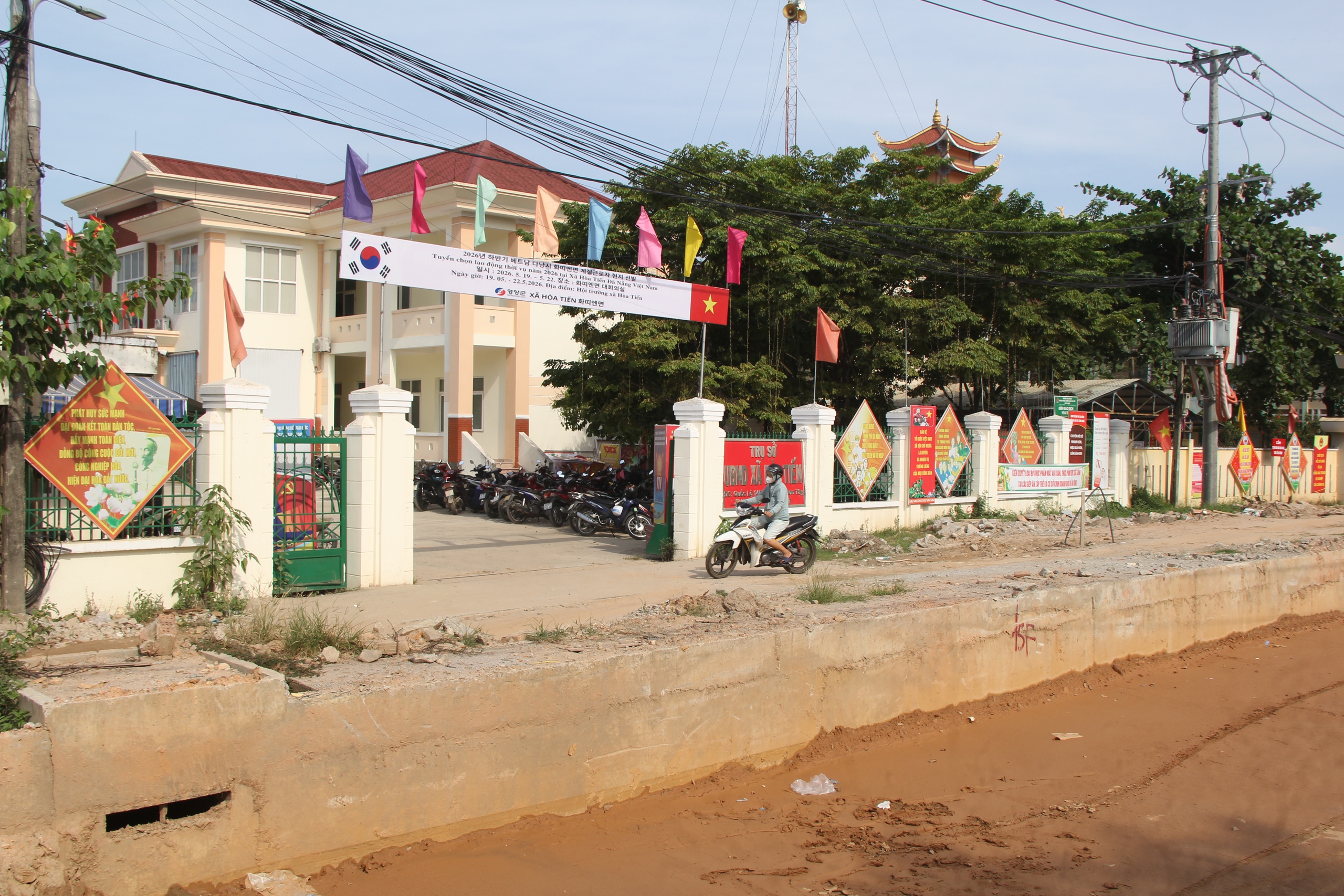 Quốc lộ 14B Đà Nẵng chậm tiến độ , dân khổ vì “ hào sâu ” trước UBND xã - Ảnh 2. Quốc lộ 14B Đà Nẵng chậm tiến độ , dân khổ vì “ hào sâu ” trước UBND xã - Ảnh 2.