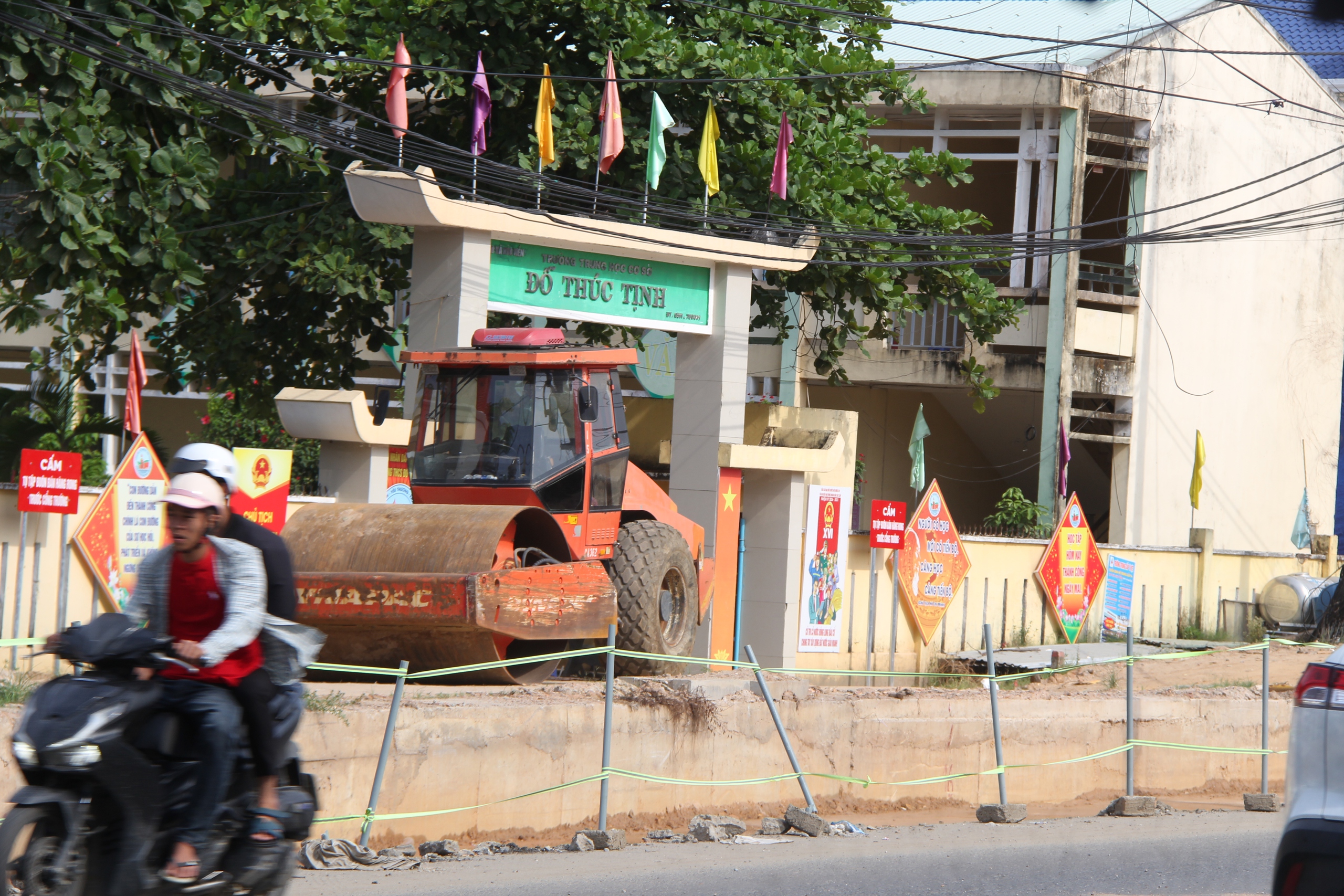 Quốc lộ 14B Đà Nẵng chậm tiến độ , dân khổ vì “ hào sâu ” trước UBND xã - Ảnh 3. Quốc lộ 14B Đà Nẵng chậm tiến độ , dân khổ vì “ hào sâu ” trước UBND xã - Ảnh 3.