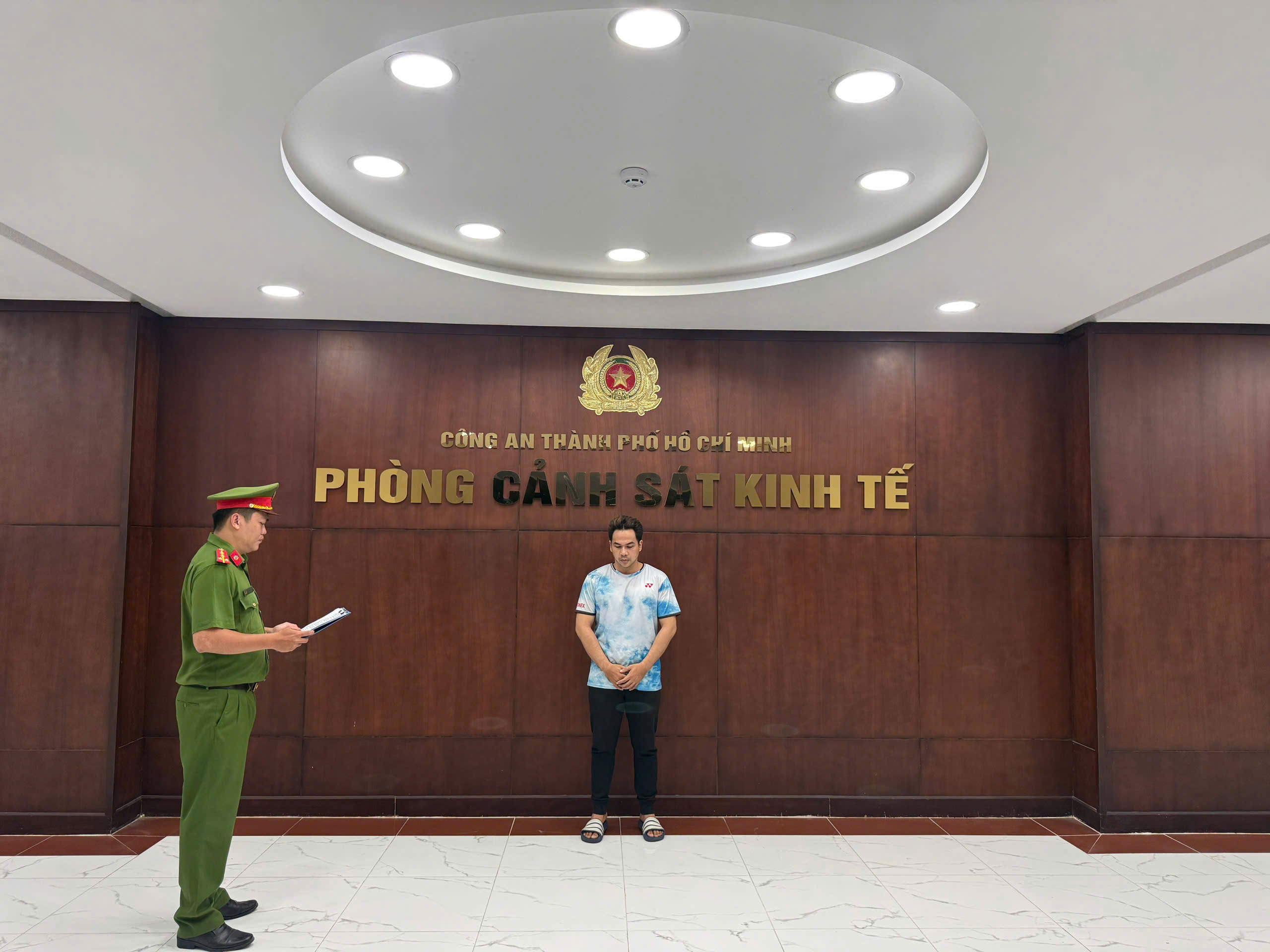 Công an TPHCM đồng loạt khám xét 3 địa điểm, bắt một chủ hộ kinh doanh - Ảnh 1.