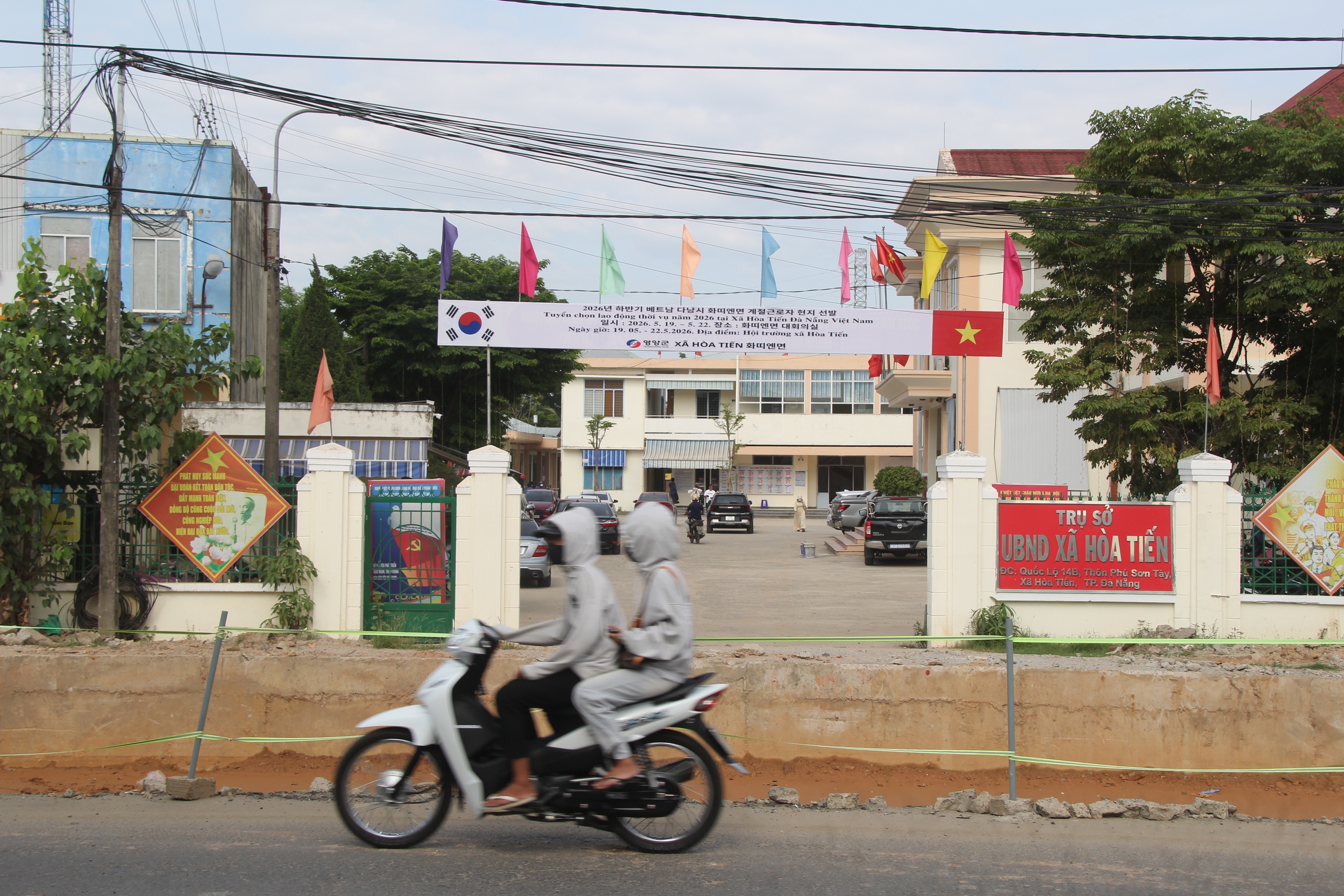 Quốc lộ 14B Đà Nẵng chậm tiến độ , dân khổ vì “ hào sâu ” trước UBND xã - Ảnh 1. Quốc lộ 14B Đà Nẵng chậm tiến độ , dân khổ vì “ hào sâu ” trước UBND xã - Ảnh 1.