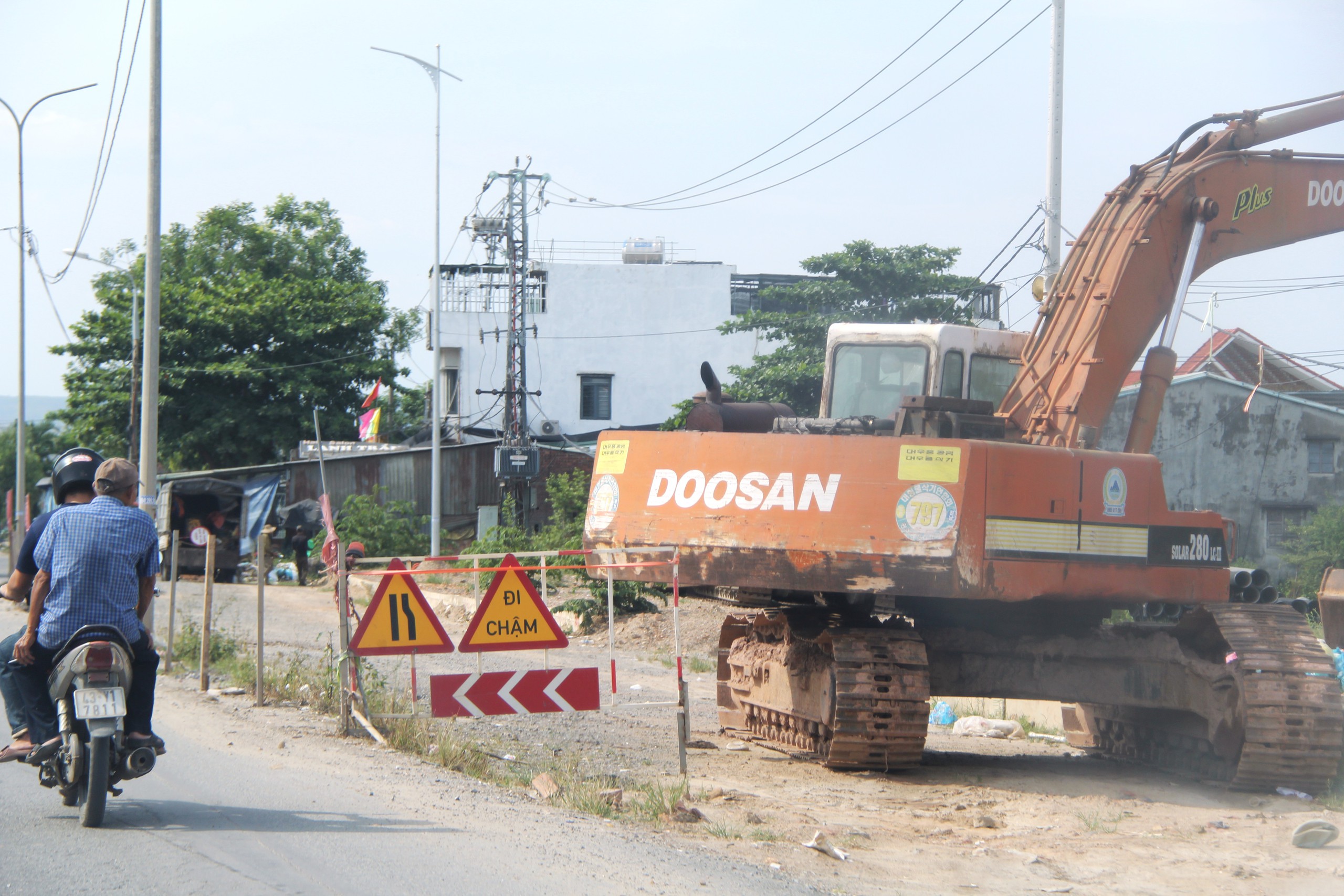 Quốc lộ 14B Đà Nẵng chậm tiến độ , dân khổ vì “ hào sâu ” trước UBND xã - Ảnh 7. Quốc lộ 14B Đà Nẵng chậm tiến độ , dân khổ vì “ hào sâu ” trước UBND xã - Ảnh 7.