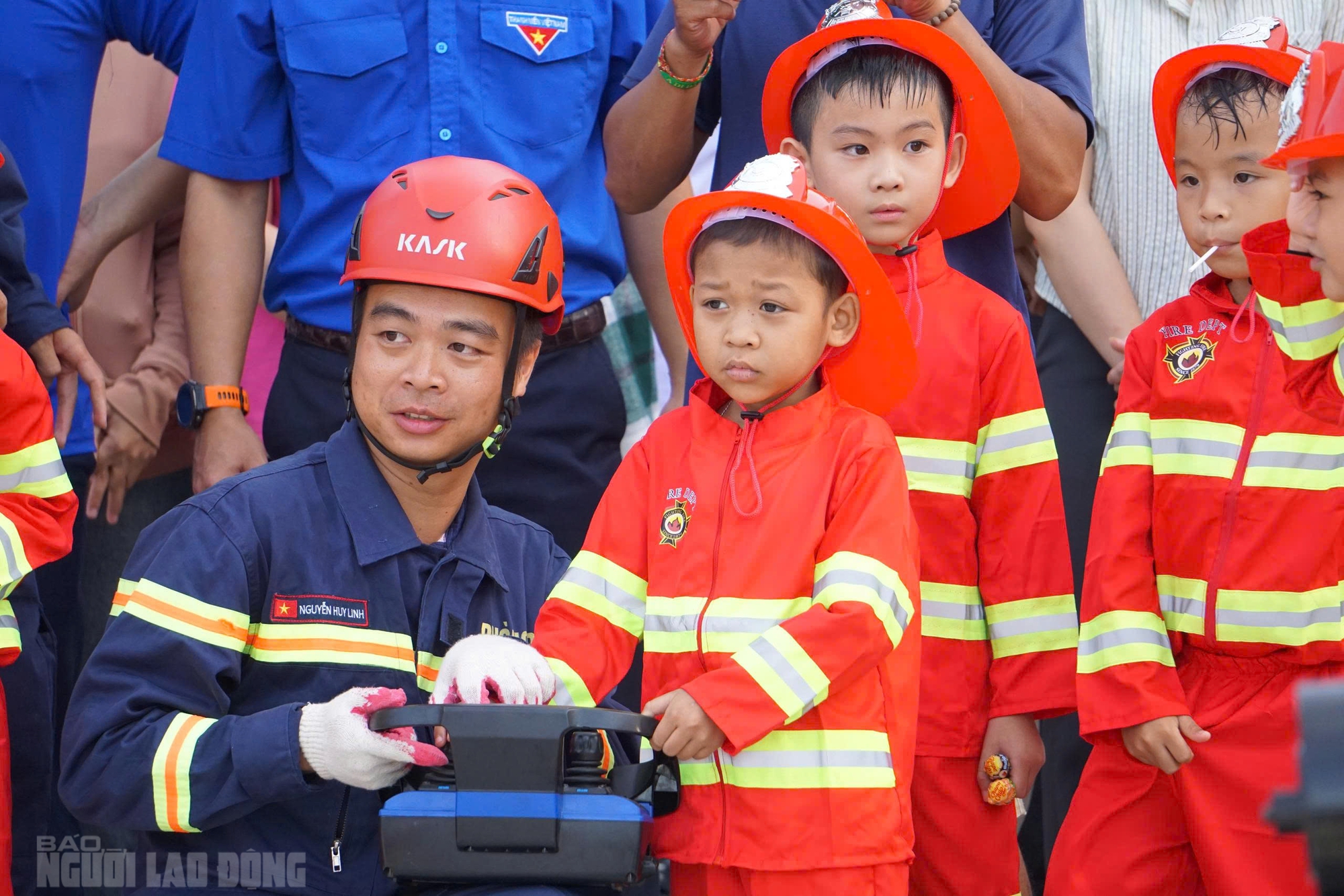 Trải nghiệm l&agrave;m l&iacute;nh cứu hỏa của bệnh nhi đặc biệt tại Đ&agrave; Nẵng - Ảnh 2.