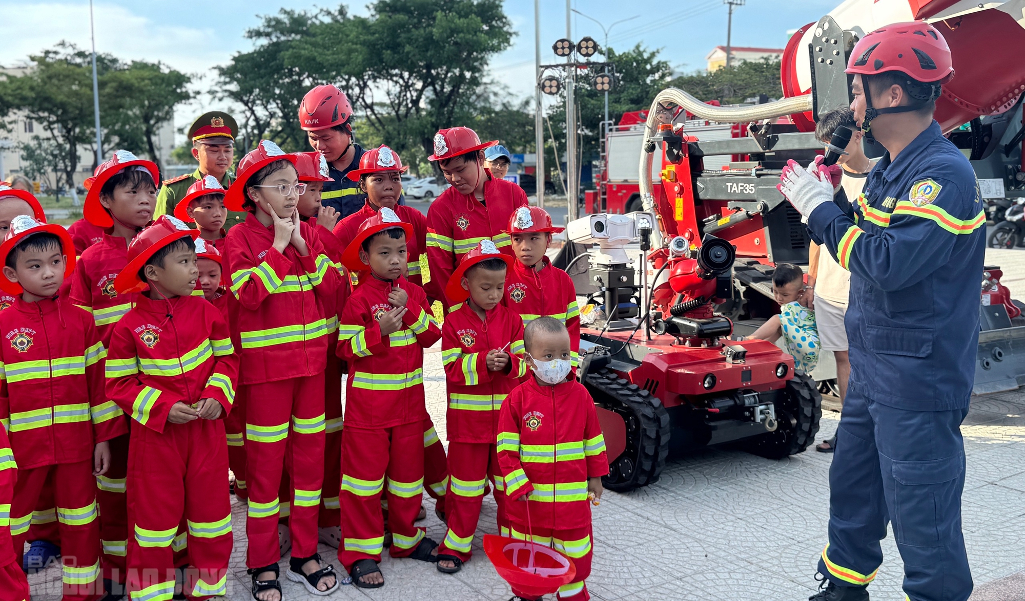 Trải nghiệm l&agrave;m l&iacute;nh cứu hỏa của bệnh nhi đặc biệt tại Đ&agrave; Nẵng - Ảnh 3.