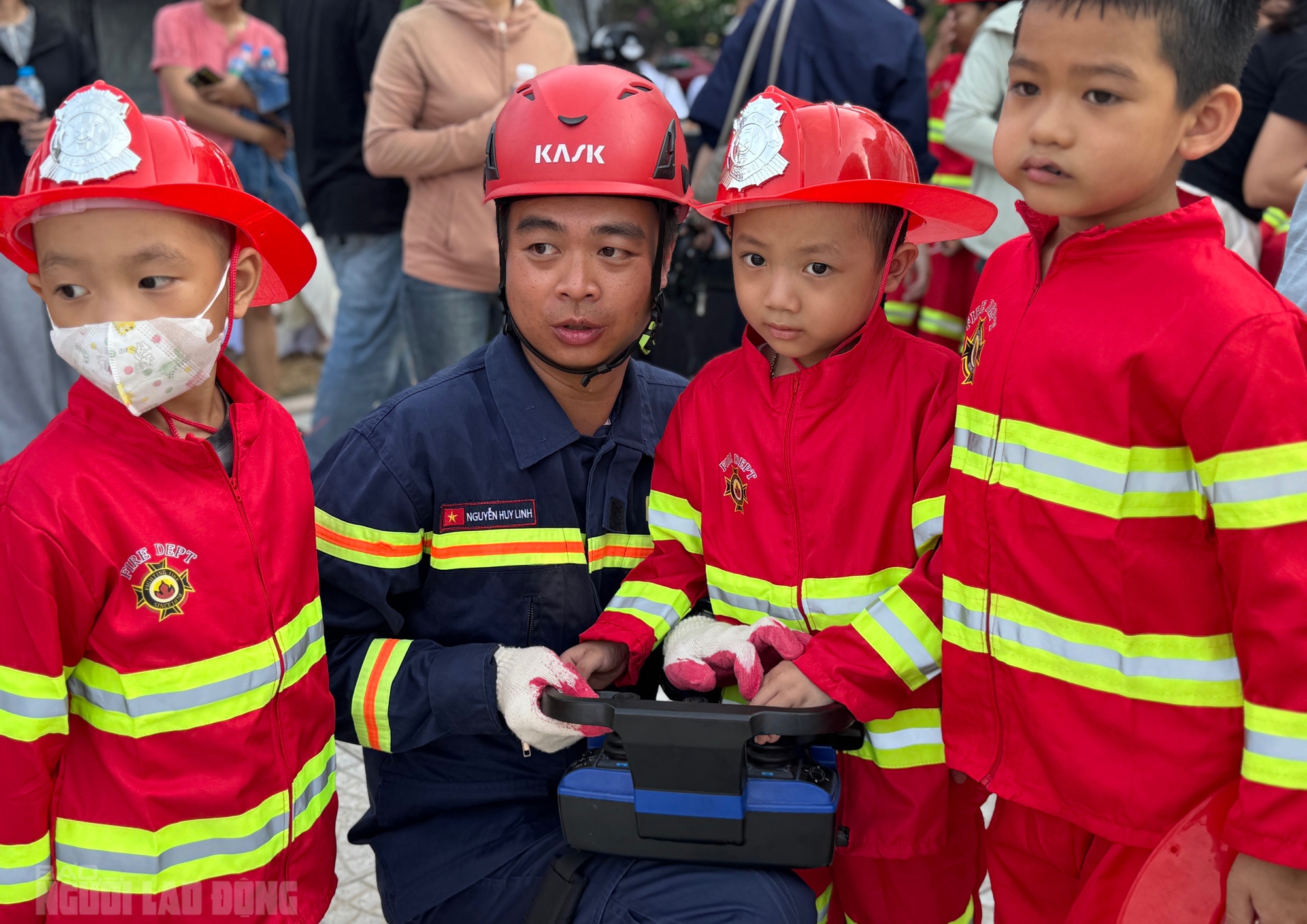 Trải nghiệm l&agrave;m l&iacute;nh cứu hỏa của bệnh nhi đặc biệt tại Đ&agrave; Nẵng - Ảnh 5.