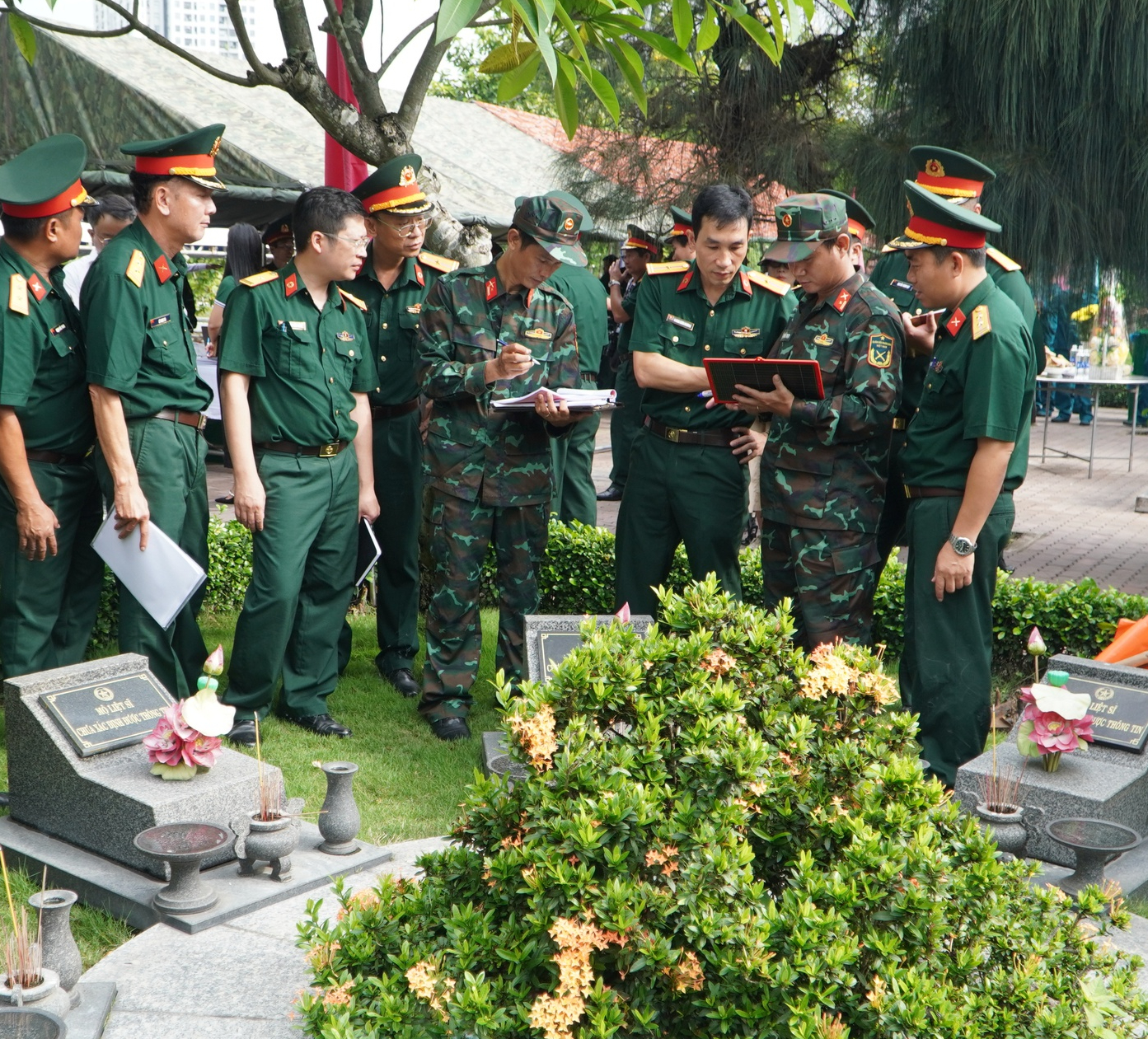Từ nay tới tháng 5-2027, TPHCM quyết tâm hoàn thành lấy mẫu 9.869 mộ liệt sĩ - Ảnh 1.