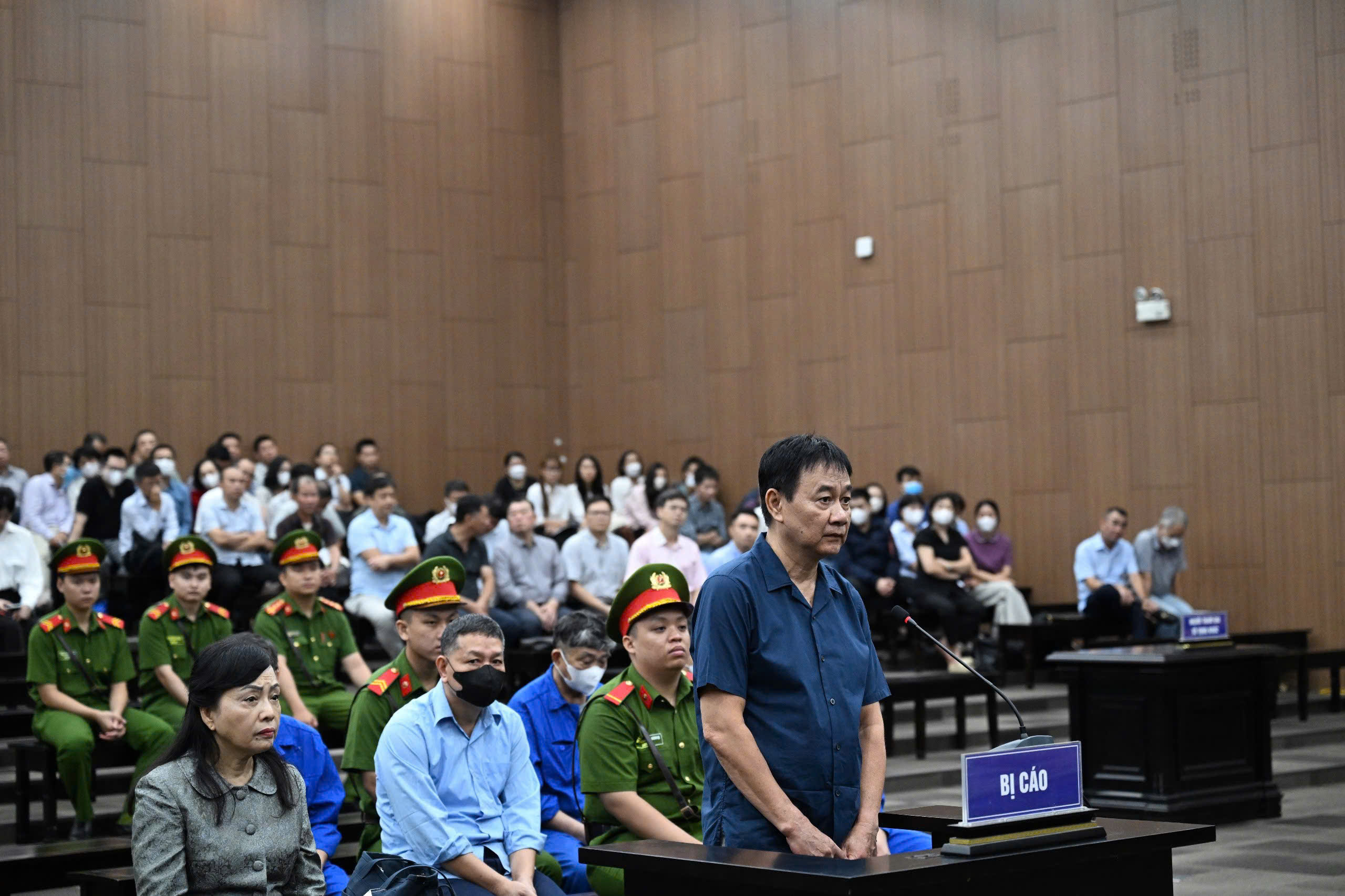 VIDEO: Cựu Bộ trưởng Nguyễn Thị Kim Tiến ra hầu toà - Ảnh 8.