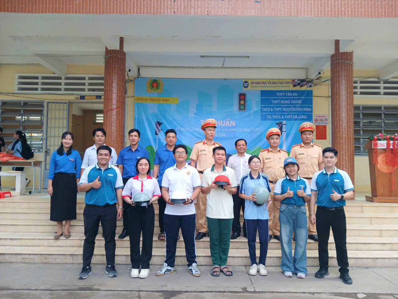 Gần 2.000 học sinh lớp 10 ở Tây Ninh được tập huấn lái xe an toàn - Ảnh 2.