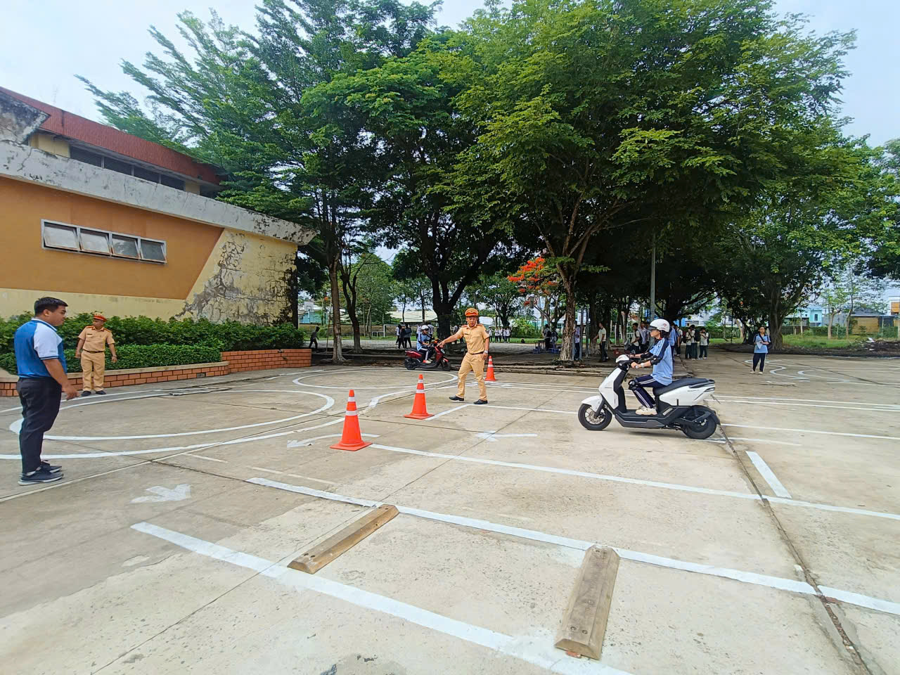Gần 2.000 học sinh lớp 10 ở Tây Ninh được tập huấn lái xe an toàn - Ảnh 8.