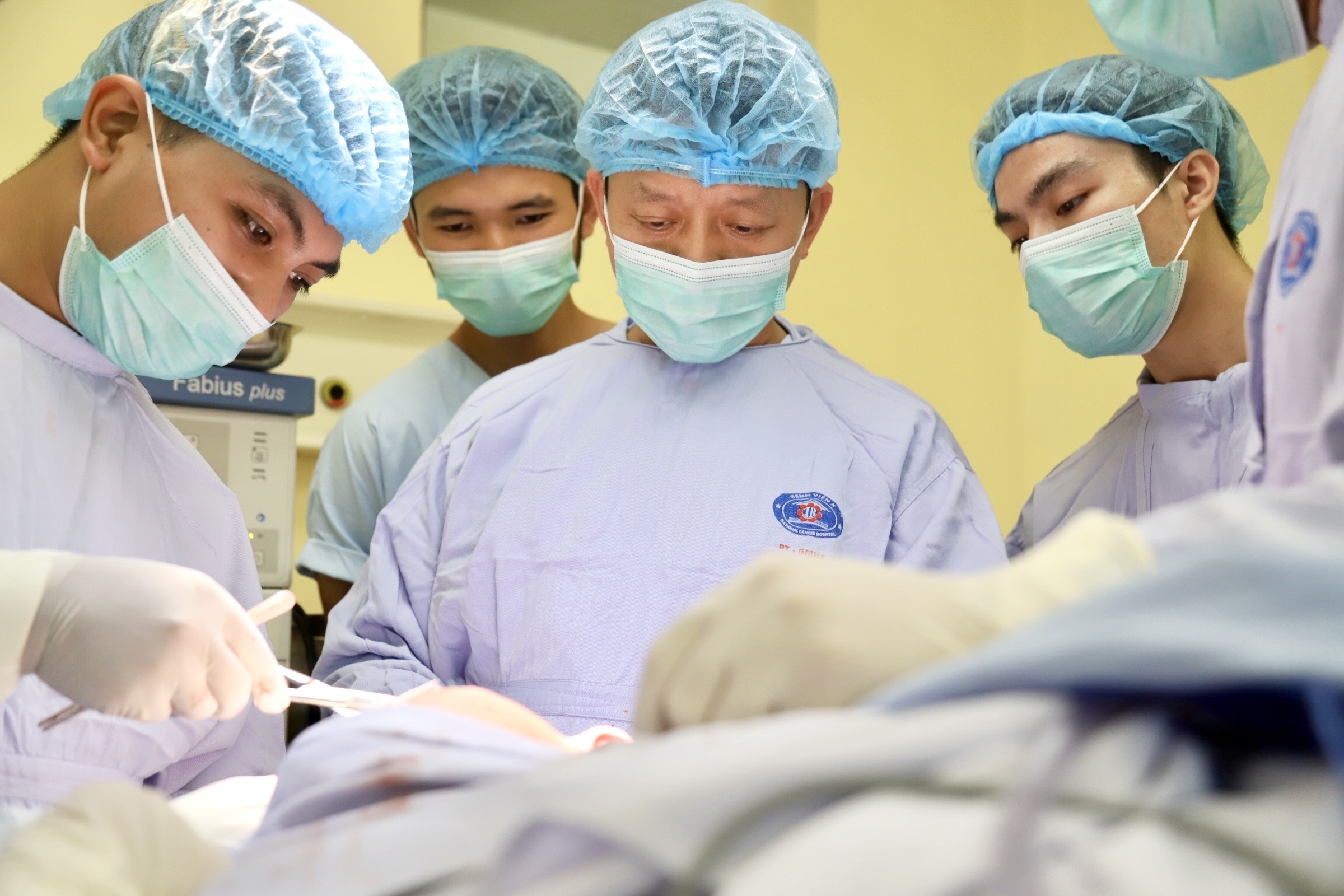 Điều bất ngờ với thiếu niên mang khối u vùng mặt, không có 2 triệu nhập viện - Ảnh 2.