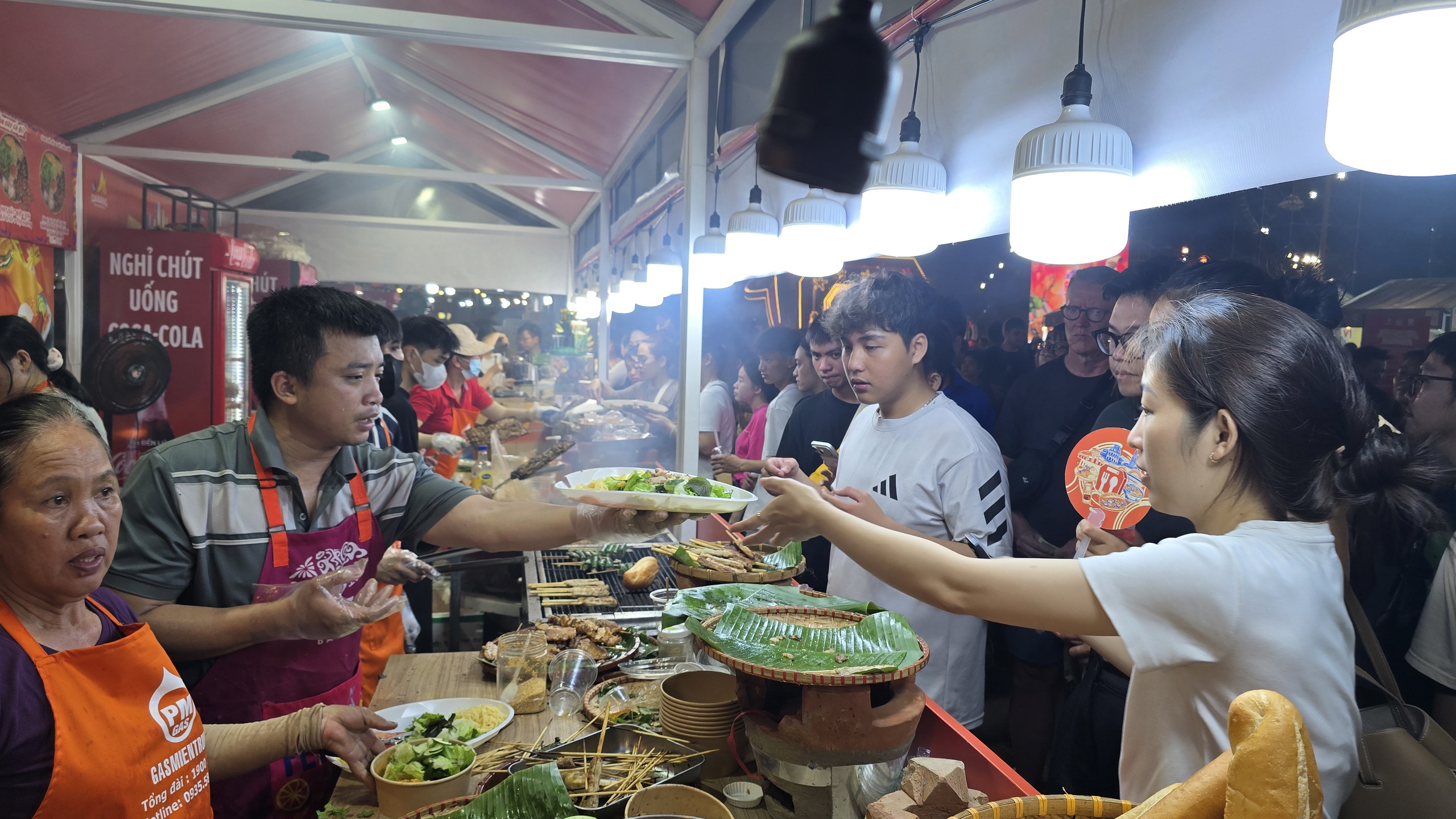 Đà Nẵng khai mạc lễ hội ẩm thực quy mô lớn bên bãi biển - Ảnh 2.
