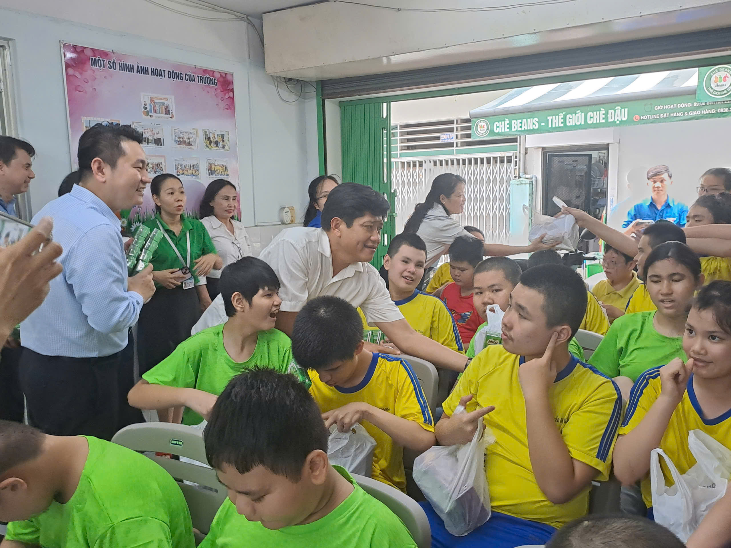 Phường Xuân Hòa thăm, làm việc và tặng quà các đơn vị chăm sóc, giáo dục trẻ em đặc biệt - Ảnh 12.