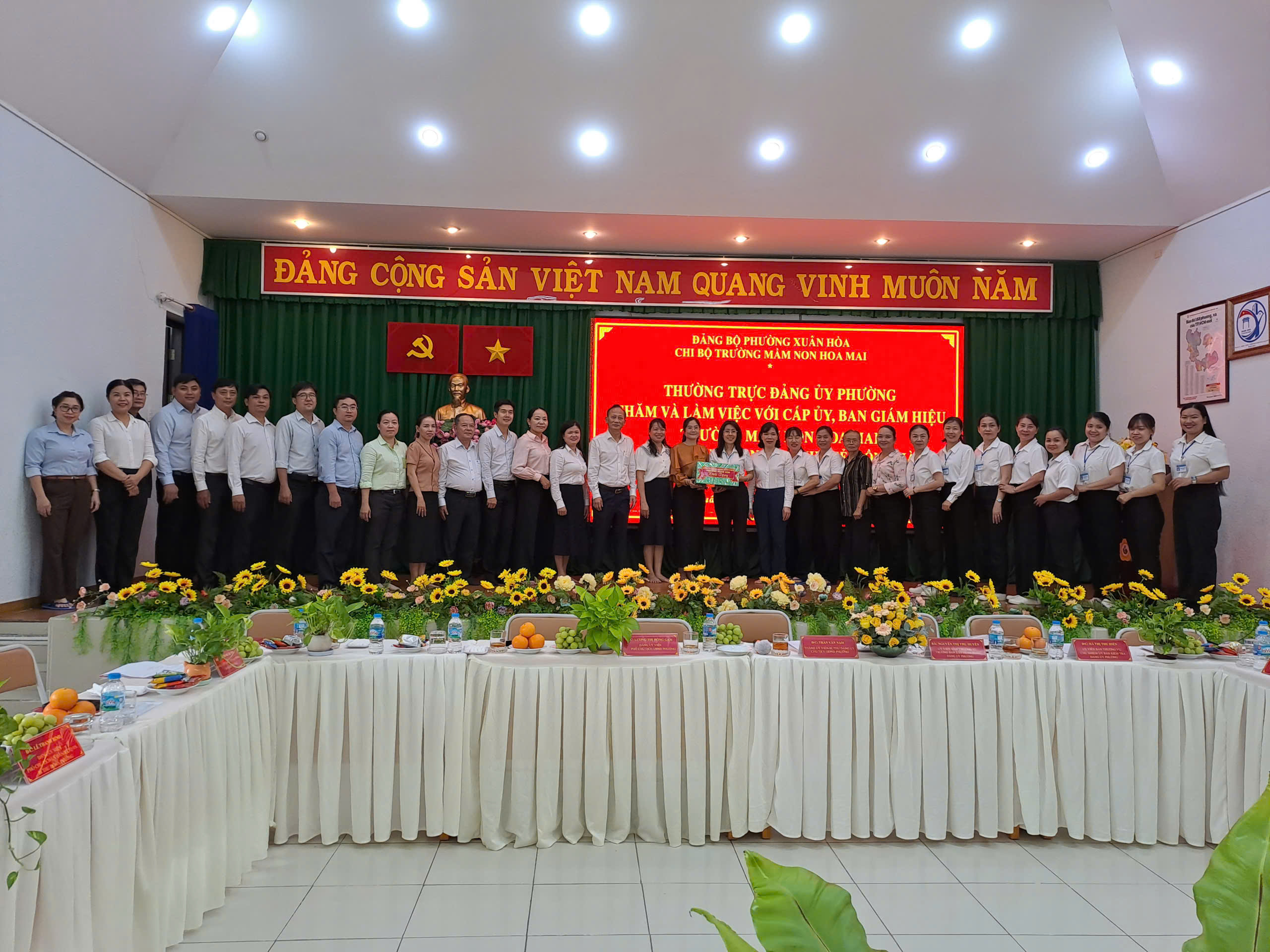 Phường Xuân Hòa thăm, làm việc và tặng quà các đơn vị chăm sóc, giáo dục trẻ em đặc biệt - Ảnh 1.