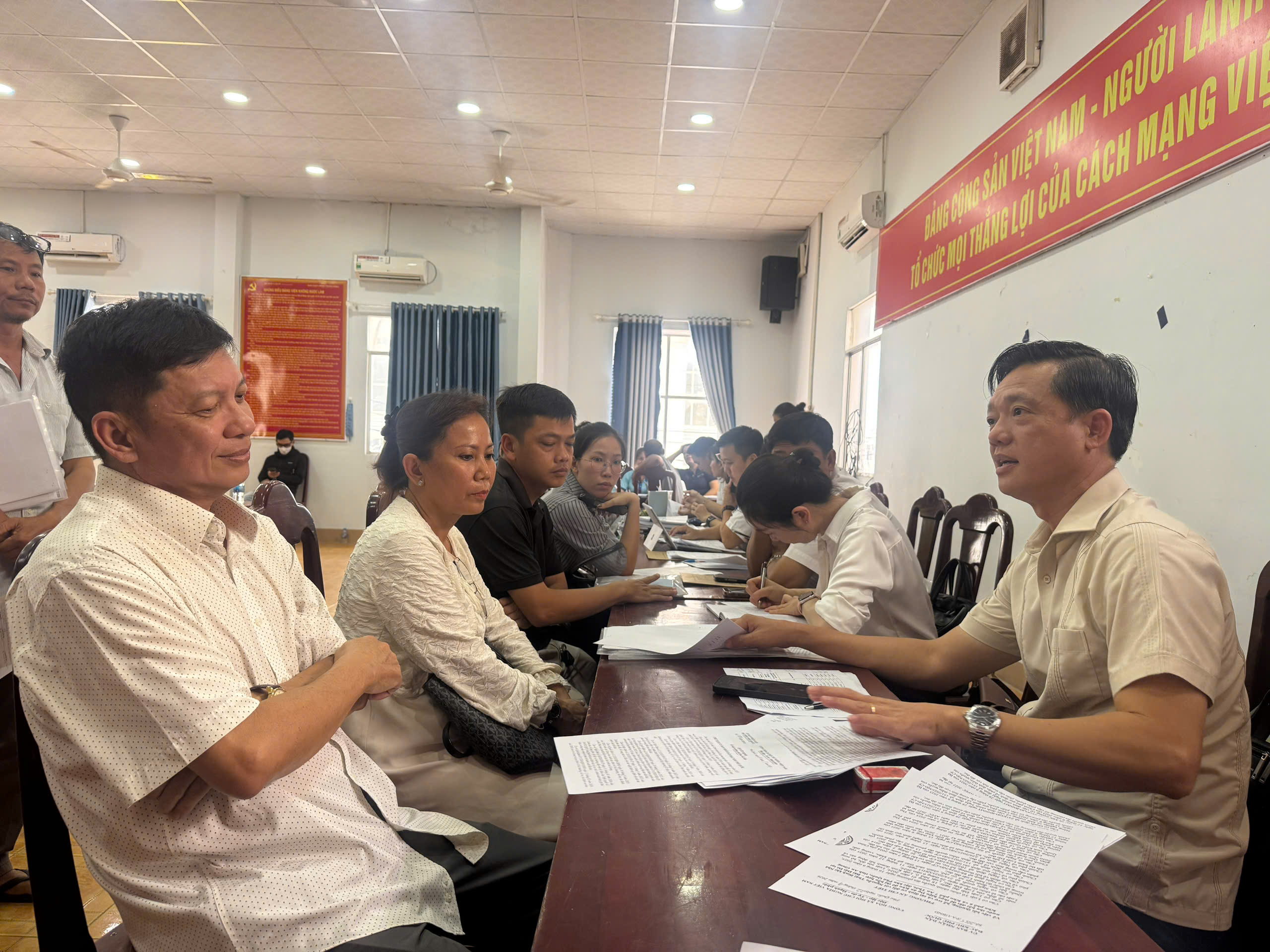 Phú Quốc tiếp tục cưỡng chế 8 hộ dân cố tình bao chiếm đất công - Ảnh 7.