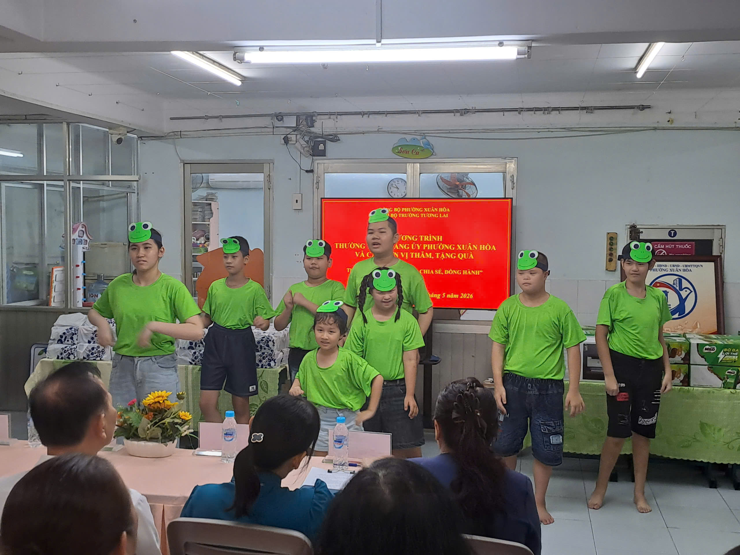 Phường Xuân Hòa thăm, làm việc và tặng quà các đơn vị chăm sóc, giáo dục trẻ em đặc biệt - Ảnh 5.