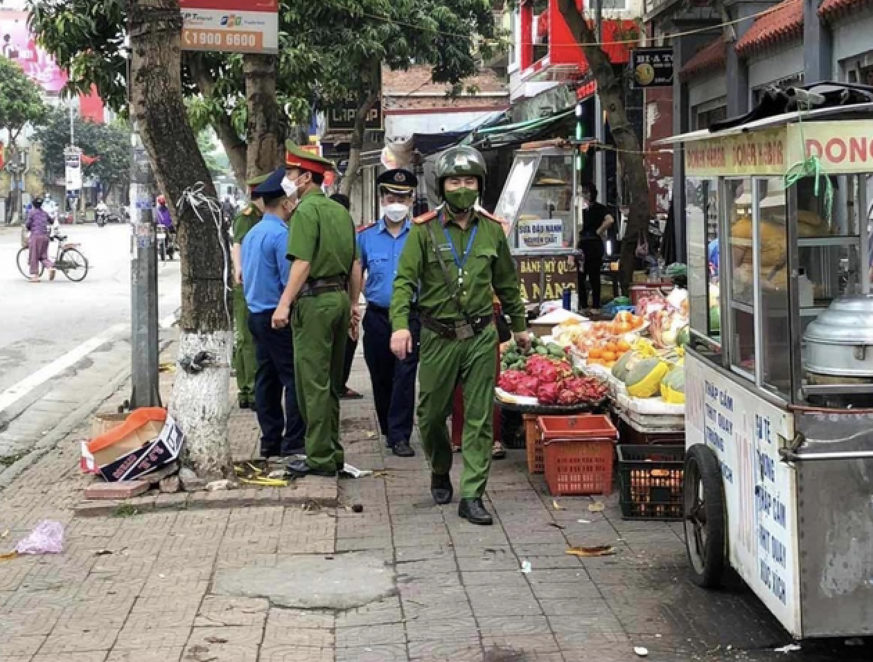 Hà Nội đề xuất tăng phạt lấn chiếm vỉa hè , lòng đường năm 2026 - Ảnh 1. Hà Nội đề xuất tăng phạt lấn chiếm vỉa hè , lòng đường năm 2026 - Ảnh 1.