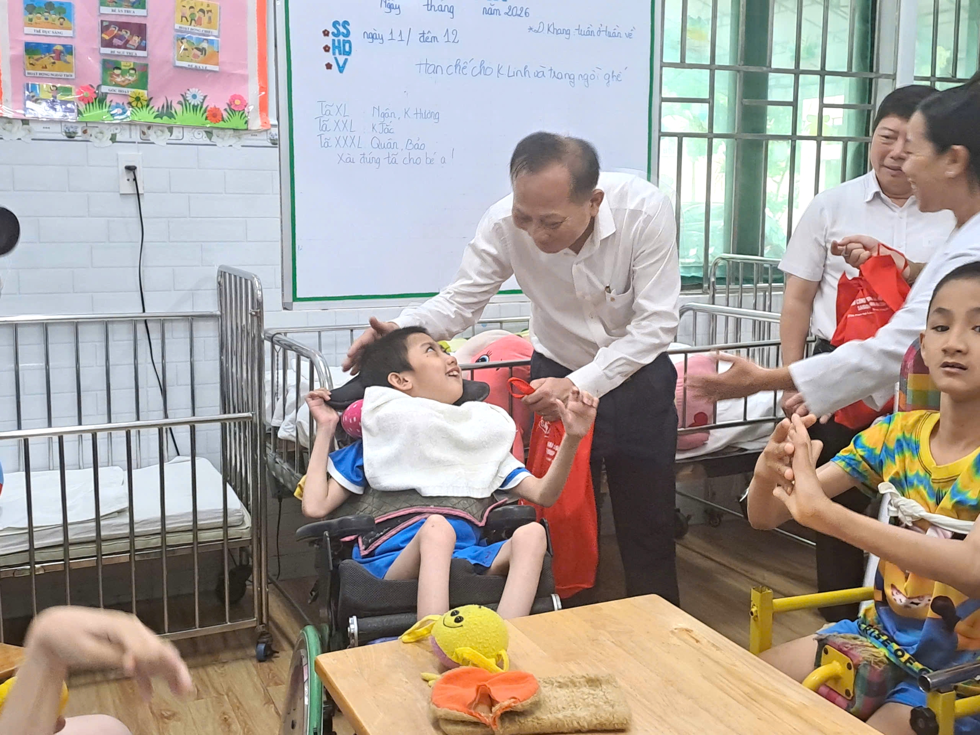 Phường Xuân Hòa thăm, làm việc và tặng quà các đơn vị chăm sóc, giáo dục trẻ em đặc biệt - Ảnh 9.