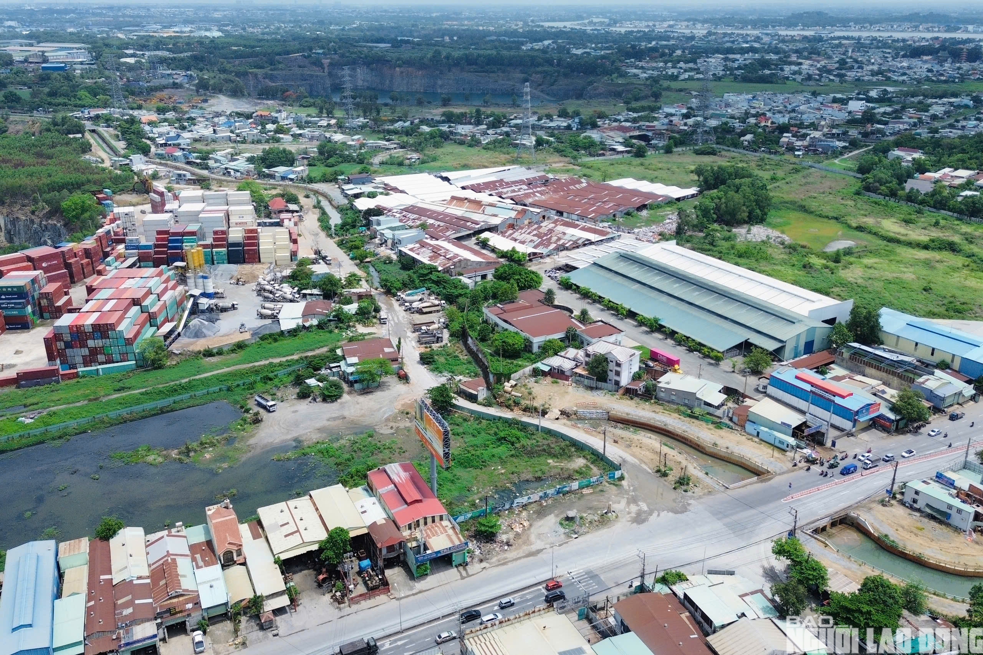 Sạt lở suối Siệp đe dọa an to&agrave;n giao th&ocirc;ng tại TPHCM - Đồng Nai 2026 - Ảnh 1.