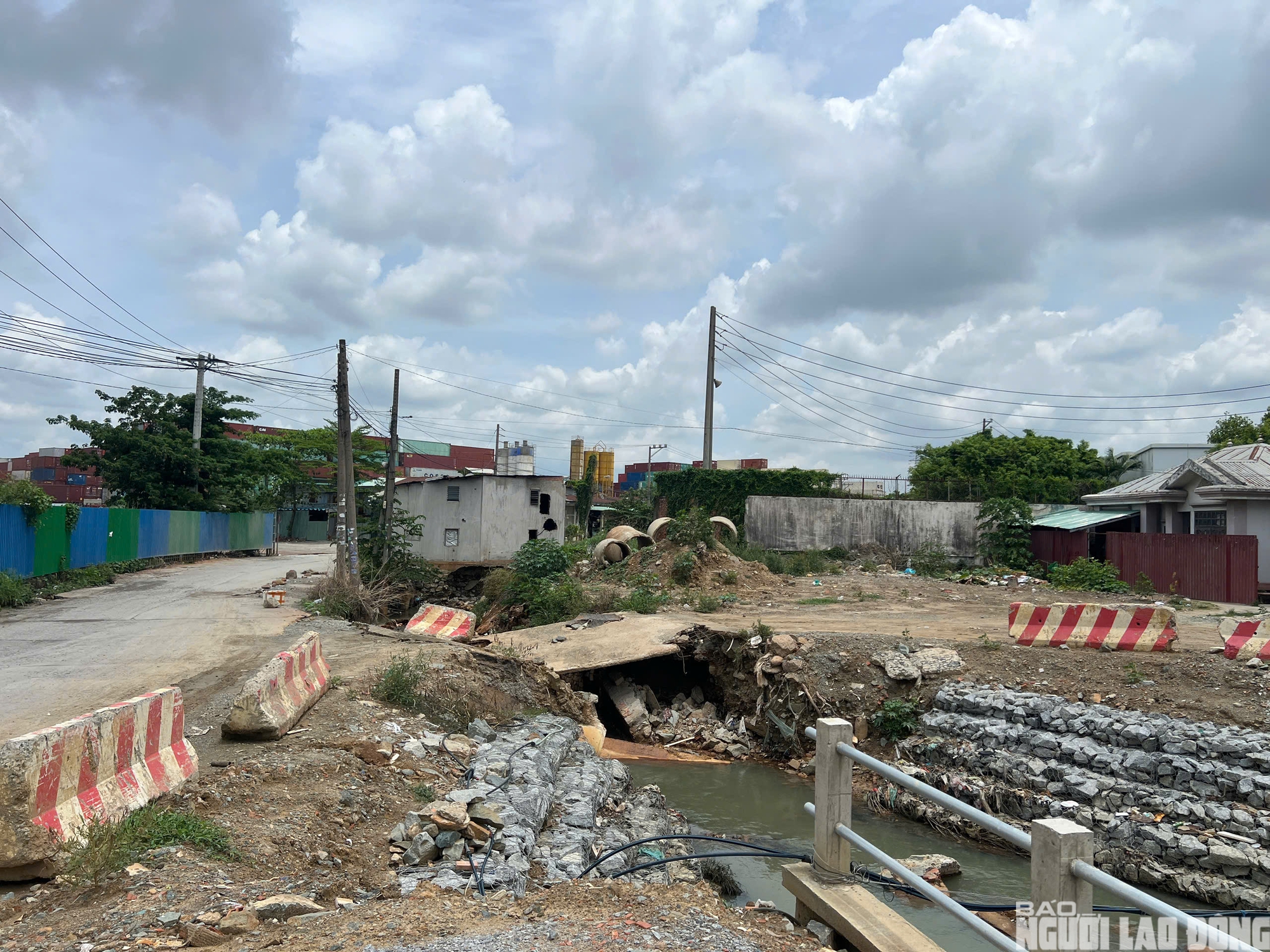 Sạt lở suối Siệp đe dọa an to&agrave;n giao th&ocirc;ng tại TPHCM - Đồng Nai 2026 - Ảnh 11.